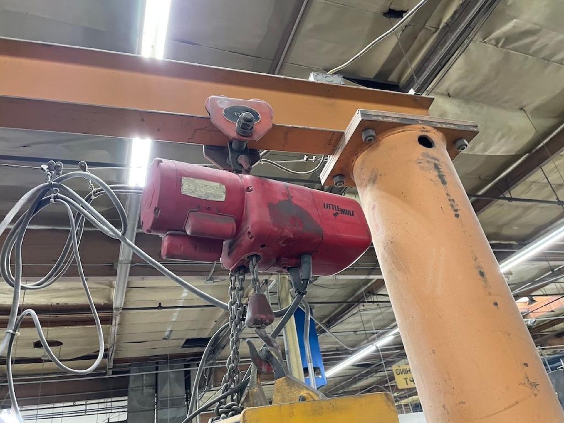 JIB CRANE, APPROX. 10 FT HEIGHT, 12' SPAN, LITTLE MULE 1/2 TON ELECTRIC HOIST - Image 3 of 4