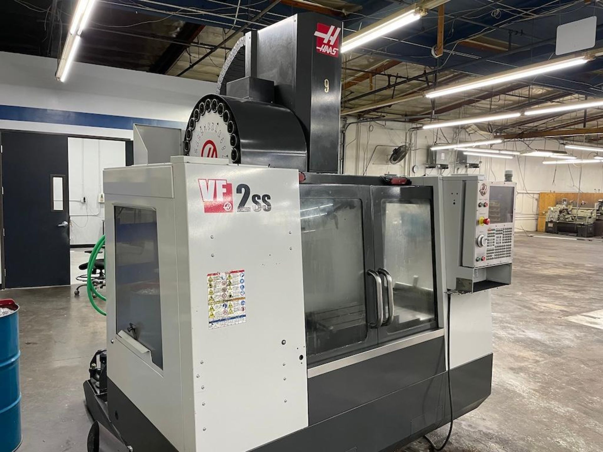 HAAS CNC VMC MODEL SUPER VF2SS, 24 ATC, CAT 40, 12,000 RPM, WORKLIGHT, COOLANT, 14 X 36 TABLE, 2015, - Image 2 of 9