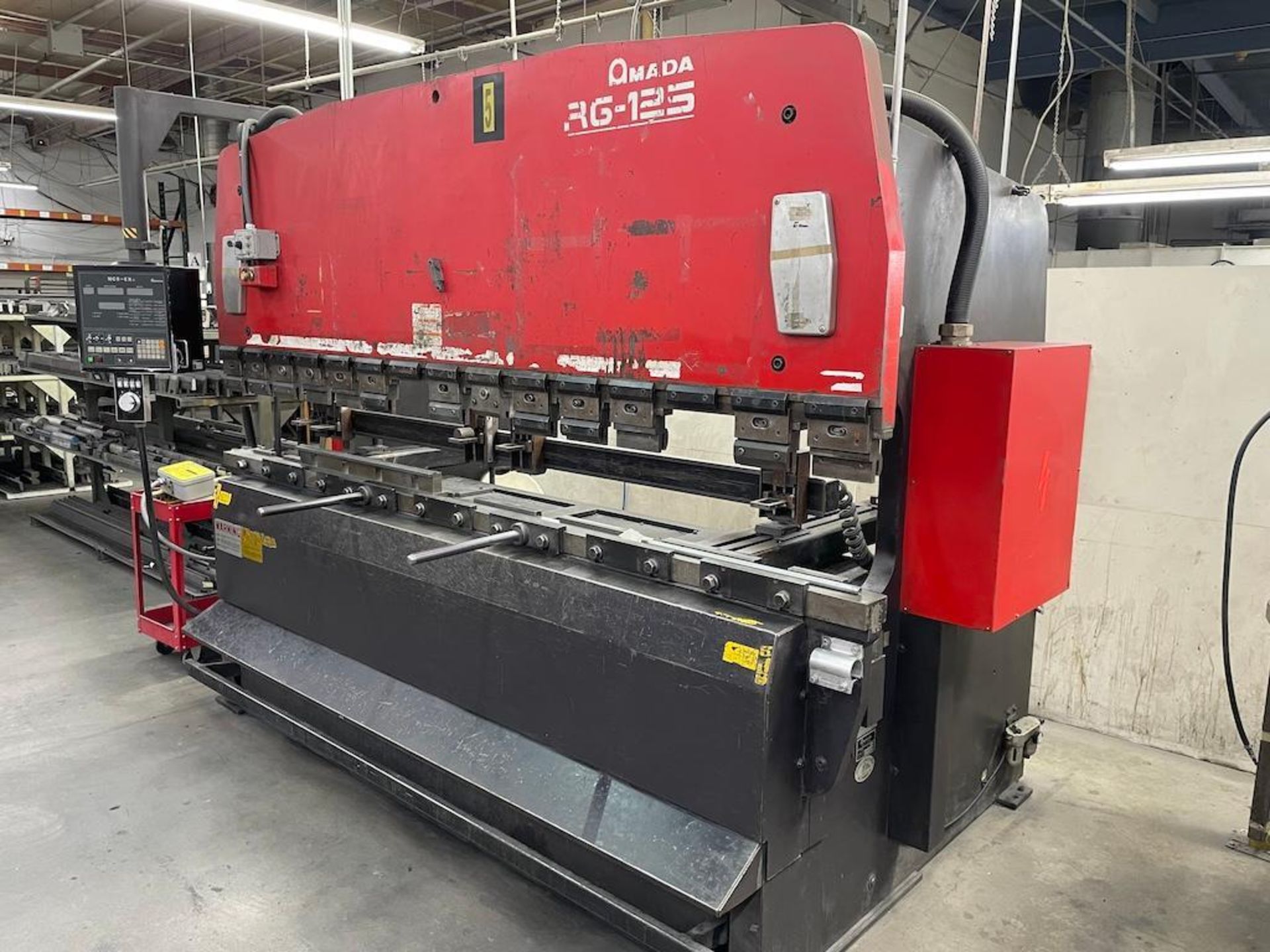 AMADA RG-125 PRESS BRAKE, 125 TON, 118.2 IN TABLE LENGTH, NC9-EXII CONTROL, 2 AXIS BACK GAUGE, 118.2 - Image 3 of 9