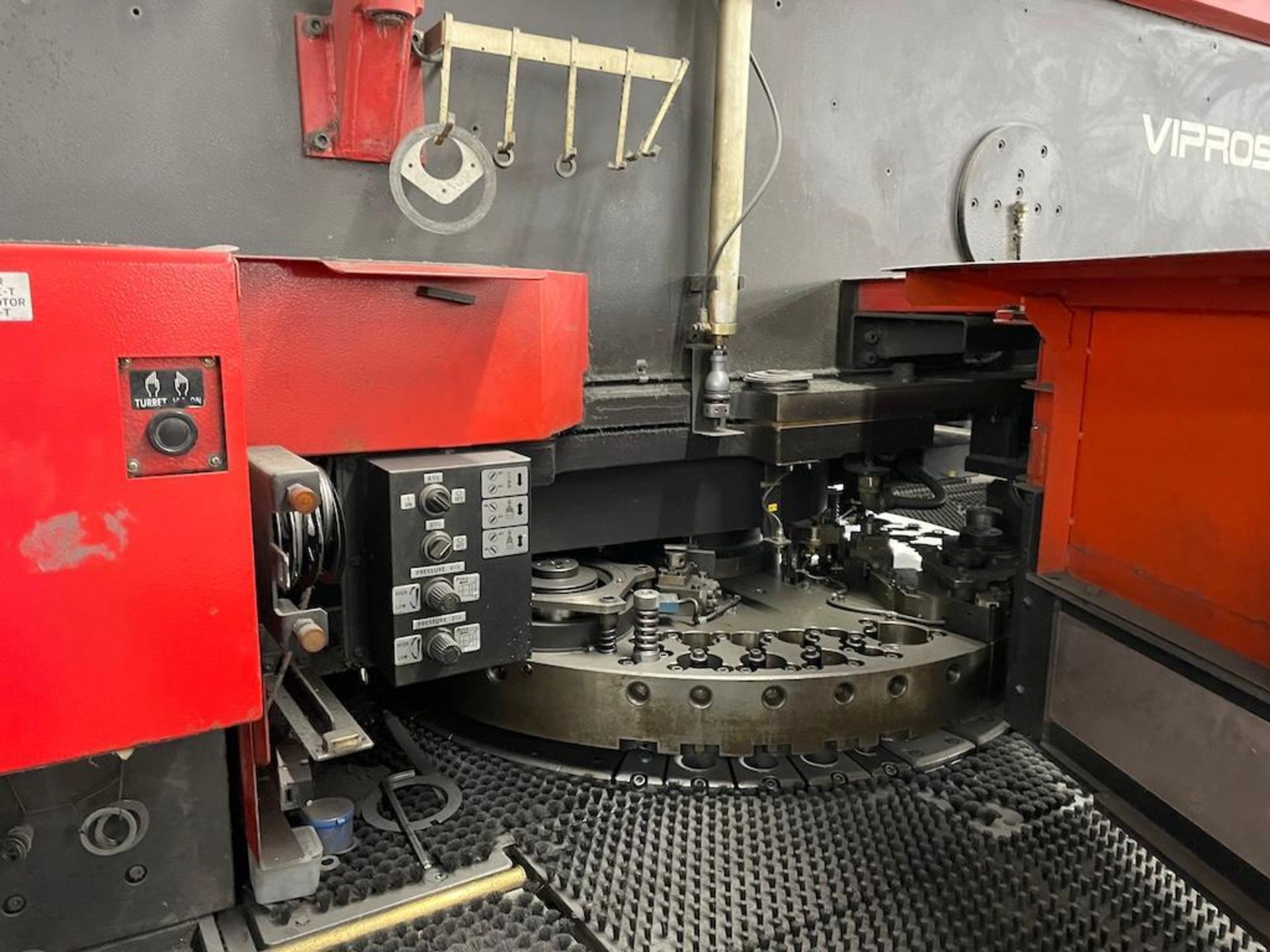 AMADA VIPROSS 358 KING II, 30 TON TURRET PUNCH, 58 STATION TURRET W 4 AUTO INDEX, TABLE TRAVEL 50 IN - Image 4 of 11