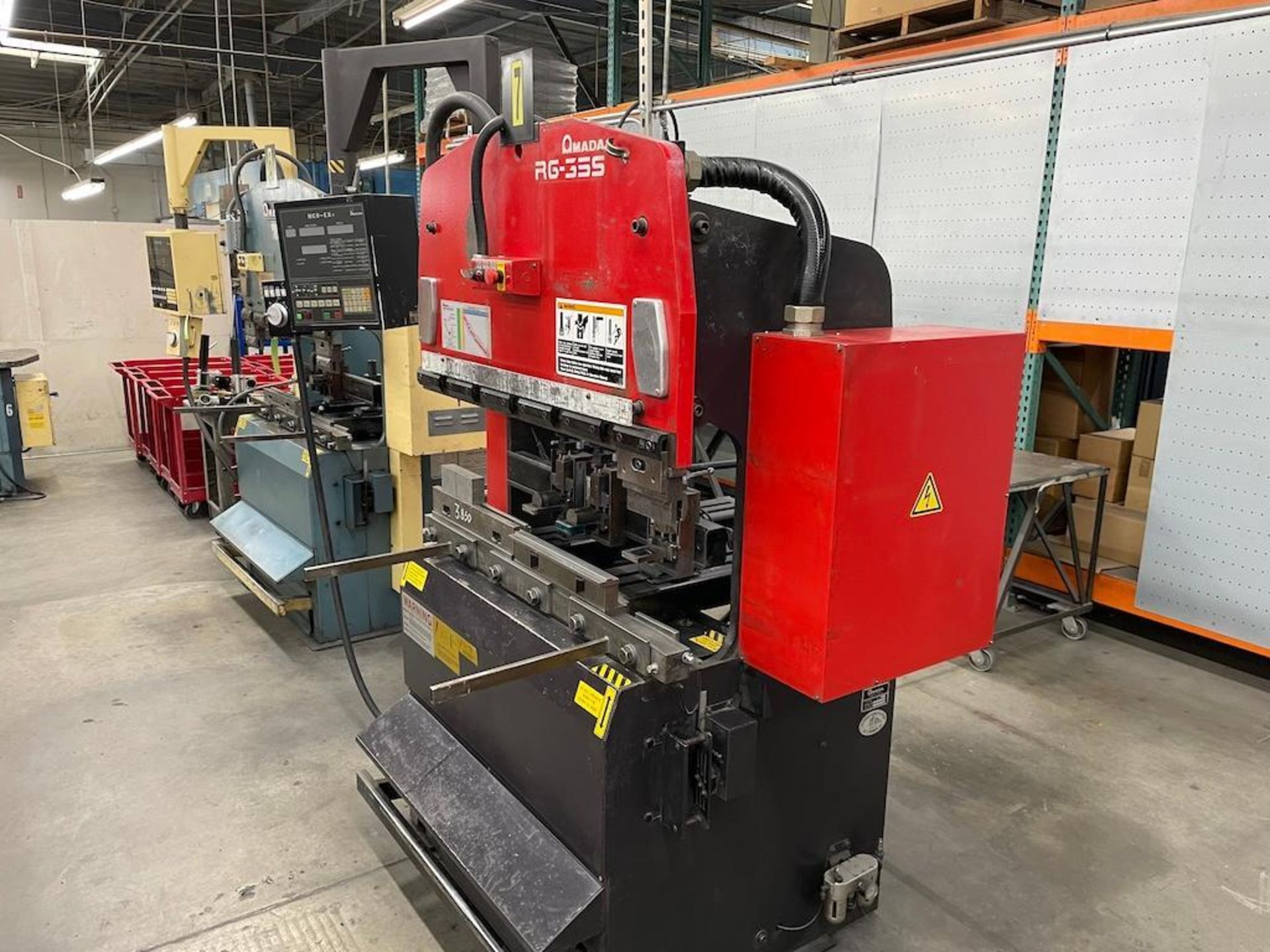 AMADA RG 35S PRESS BRAKE, 35 TON X 47.3 IN BED, NC9-EXII CONTROL, 2 AXIS BACK GAUGE, 47.3 IN BED, - Image 5 of 9
