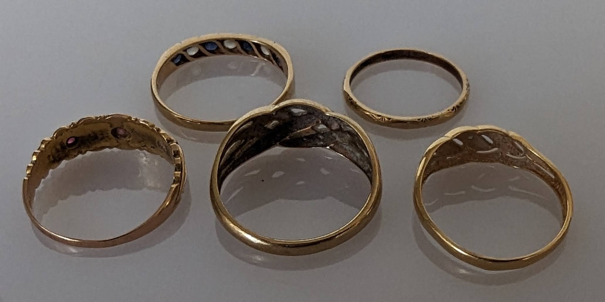 An assortment of five 9ct gold gem-set rings, one wedding band - Image 2 of 2