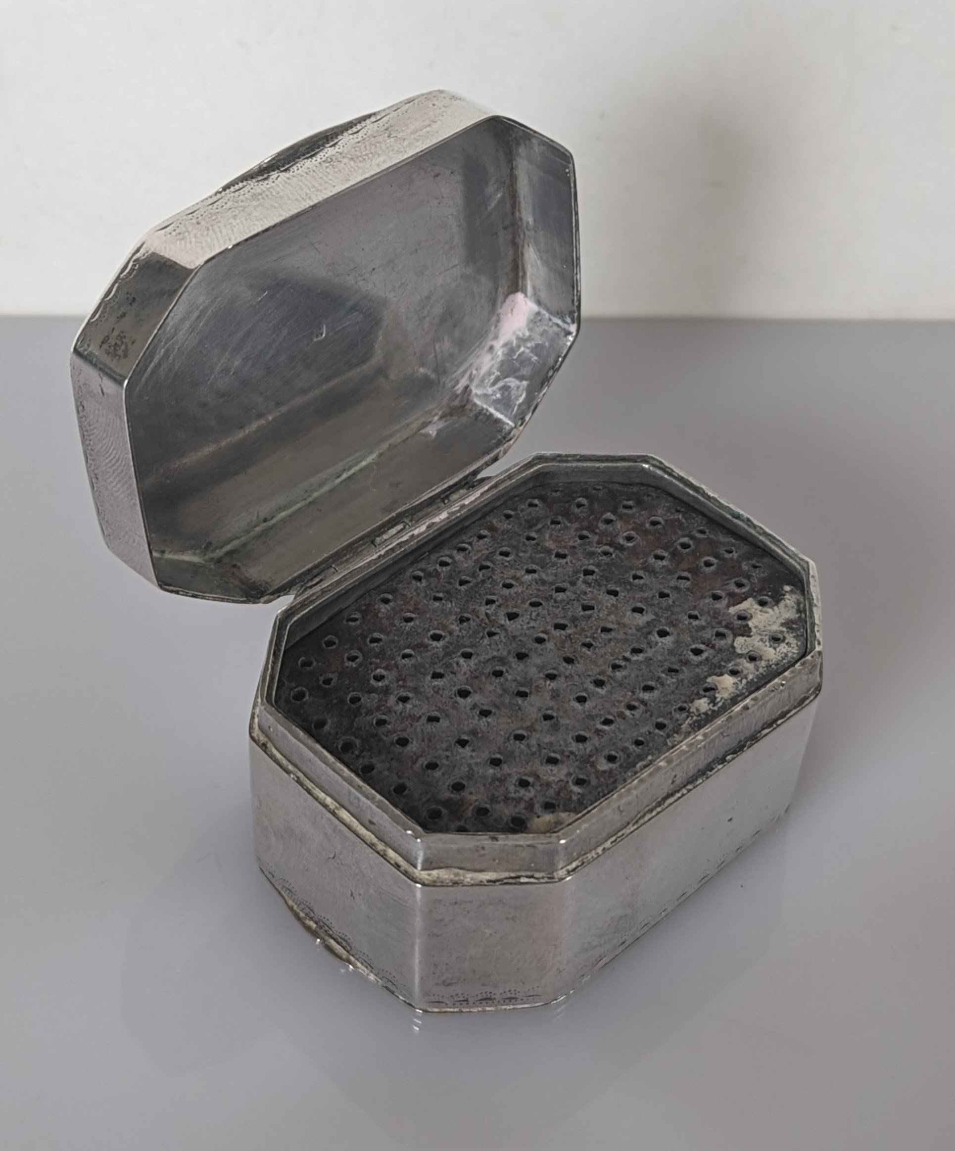 A George III silver double hinged nutmeg grater with bright-cut decoration, crest to lid, stamped R - Image 4 of 6