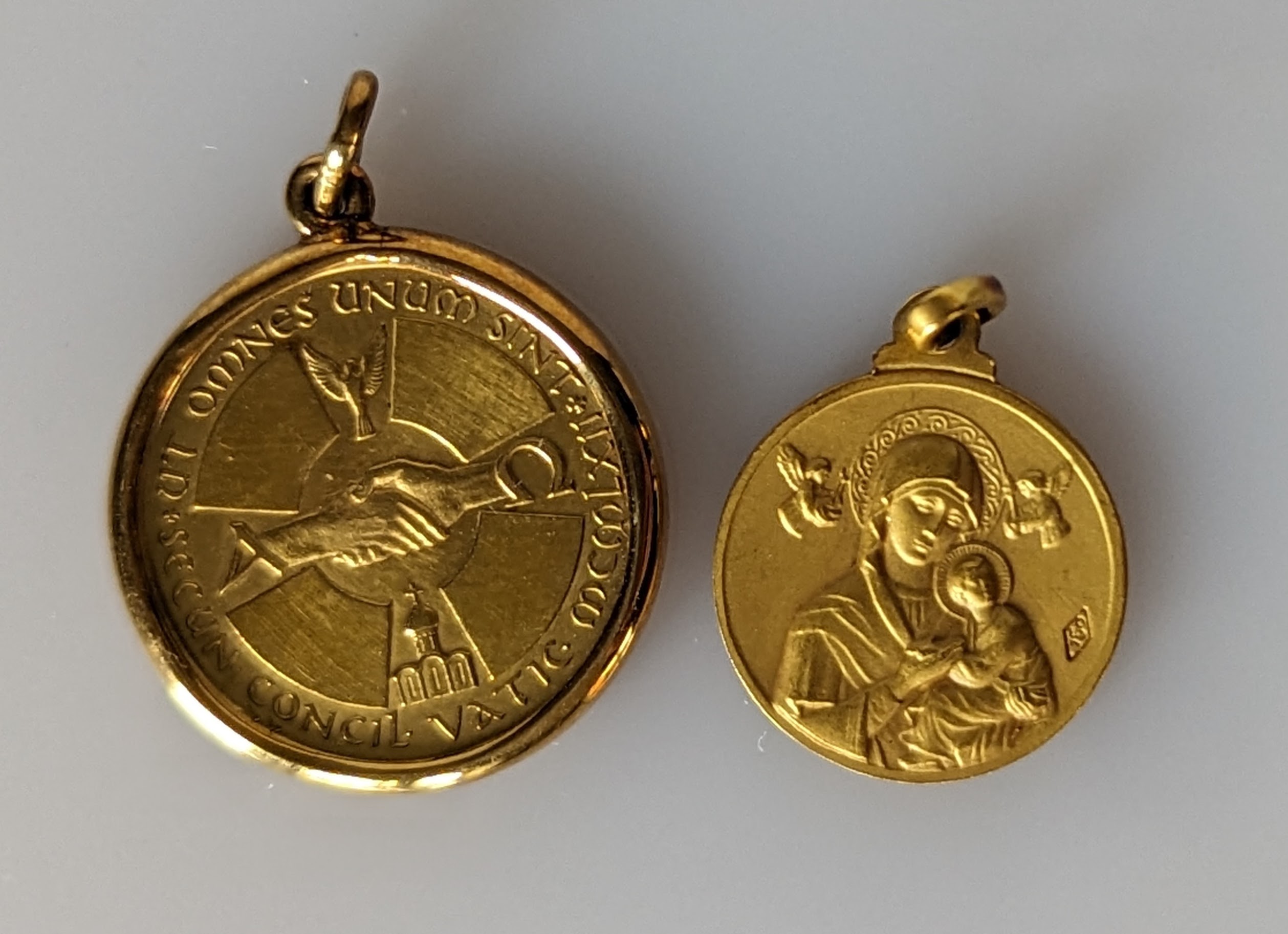 A Pope Paul VI gold pendant, 14mm diameter, stamped 750 and a Pope John XXIII  - Image 2 of 2