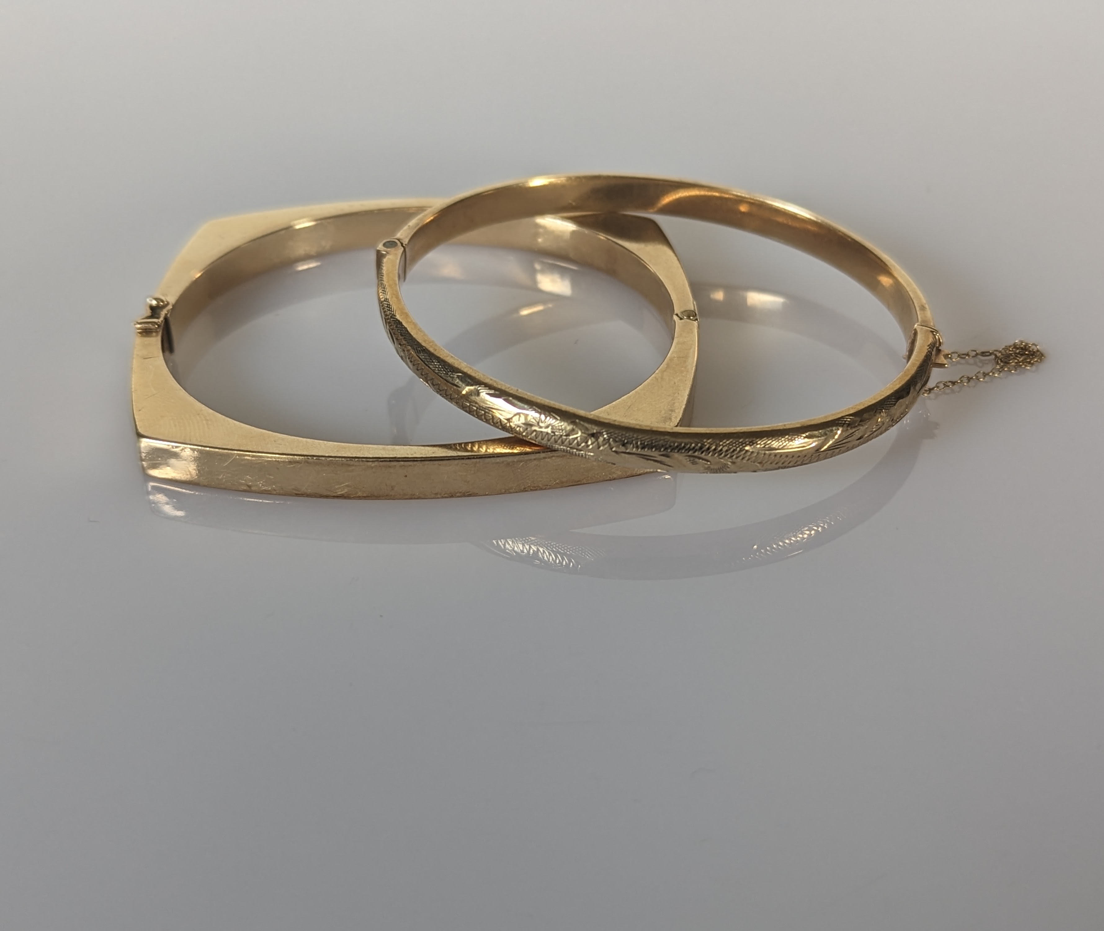 Two 9ct yellow gold hinged bangles, both hallmarked, each 60mm internal diameter, 20.6g - Image 2 of 2