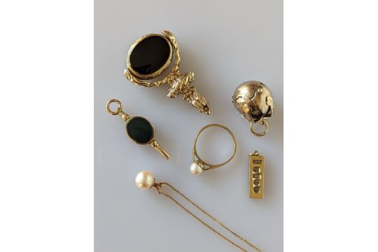 A selection of 9ct gold jewellery to include an ingot pendant, a watch winder - Image 2 of 2