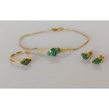 An emerald and yellow gold bracelet, earrings and ring set, stamped 750, 7.8g