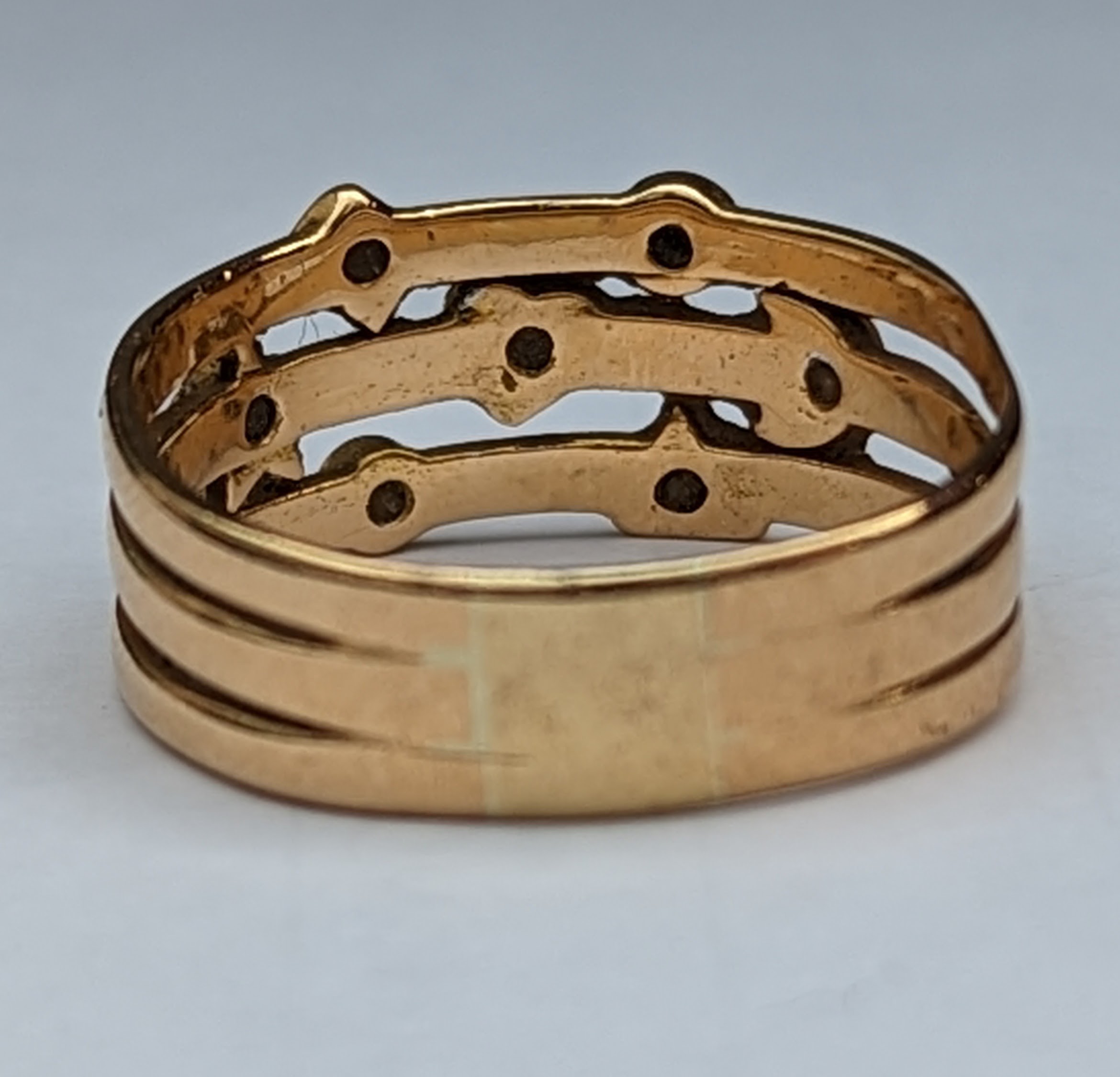 A yellow gold split shank ring with diamond decoration, size O, unmarked but test for 14ct, 4.2g - Image 3 of 4