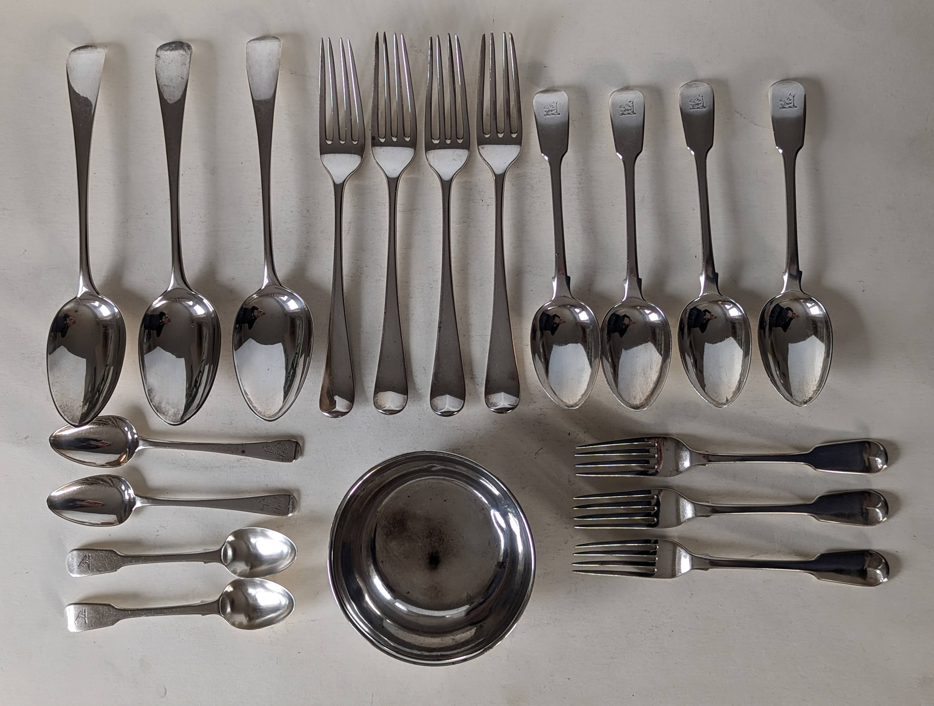 An assortment of Georgian silver flatware to include four Hanoverian dinner forks, each 21 cm - Image 3 of 3