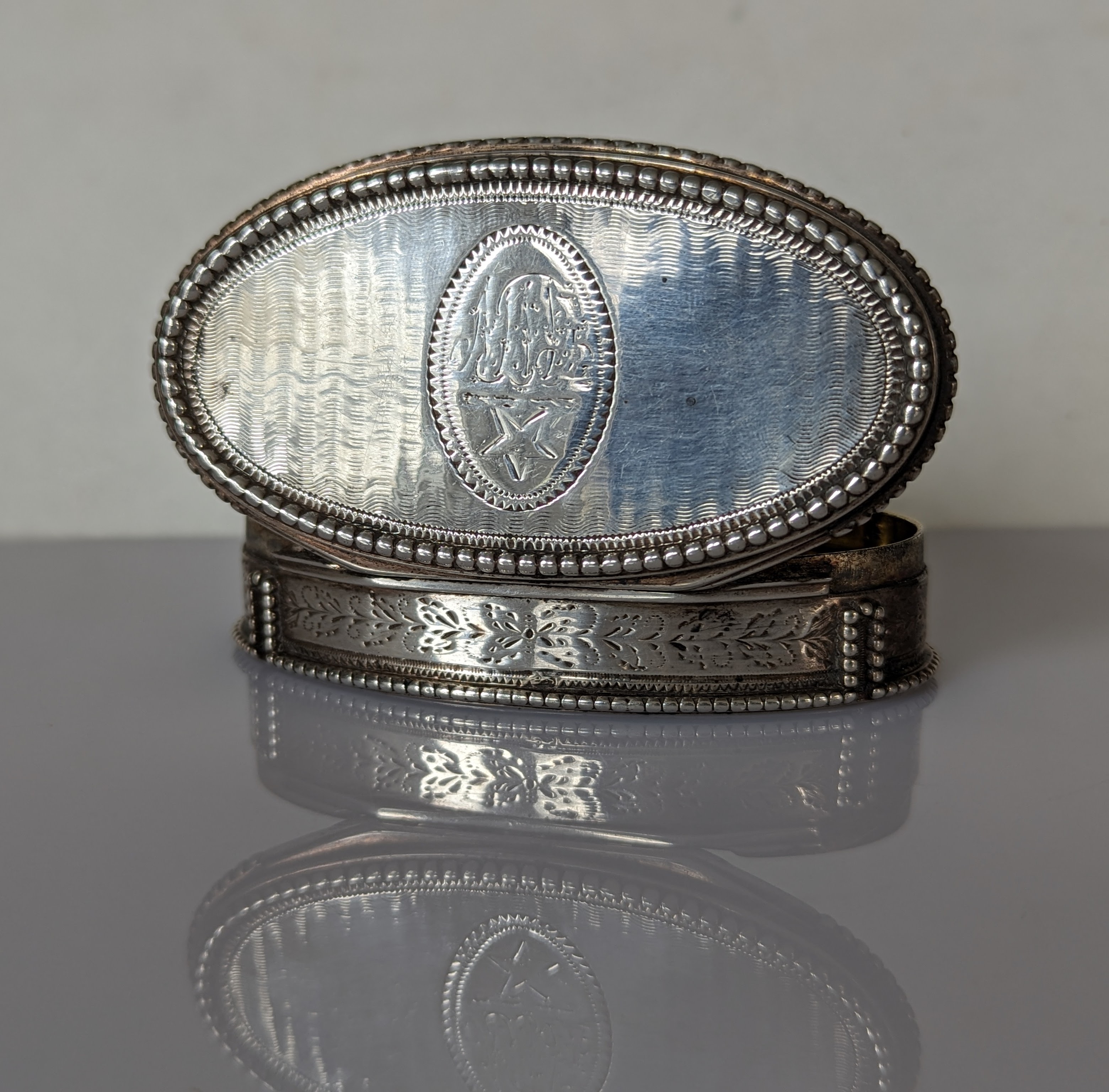 A George III oval silver snuff box with hinged lid, beaded border, engine turned, etched decoration - Image 2 of 4