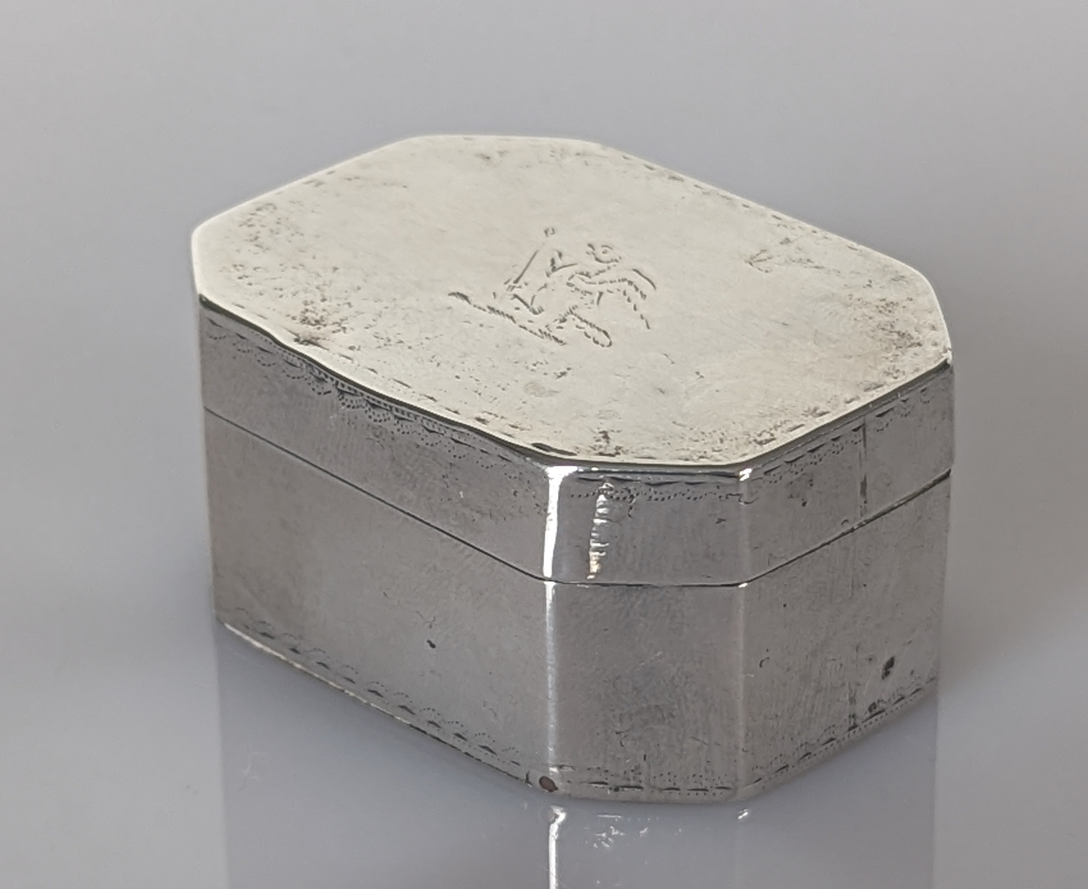 A George III silver double hinged nutmeg grater with bright-cut decoration, crest to lid, stamped R - Image 6 of 6