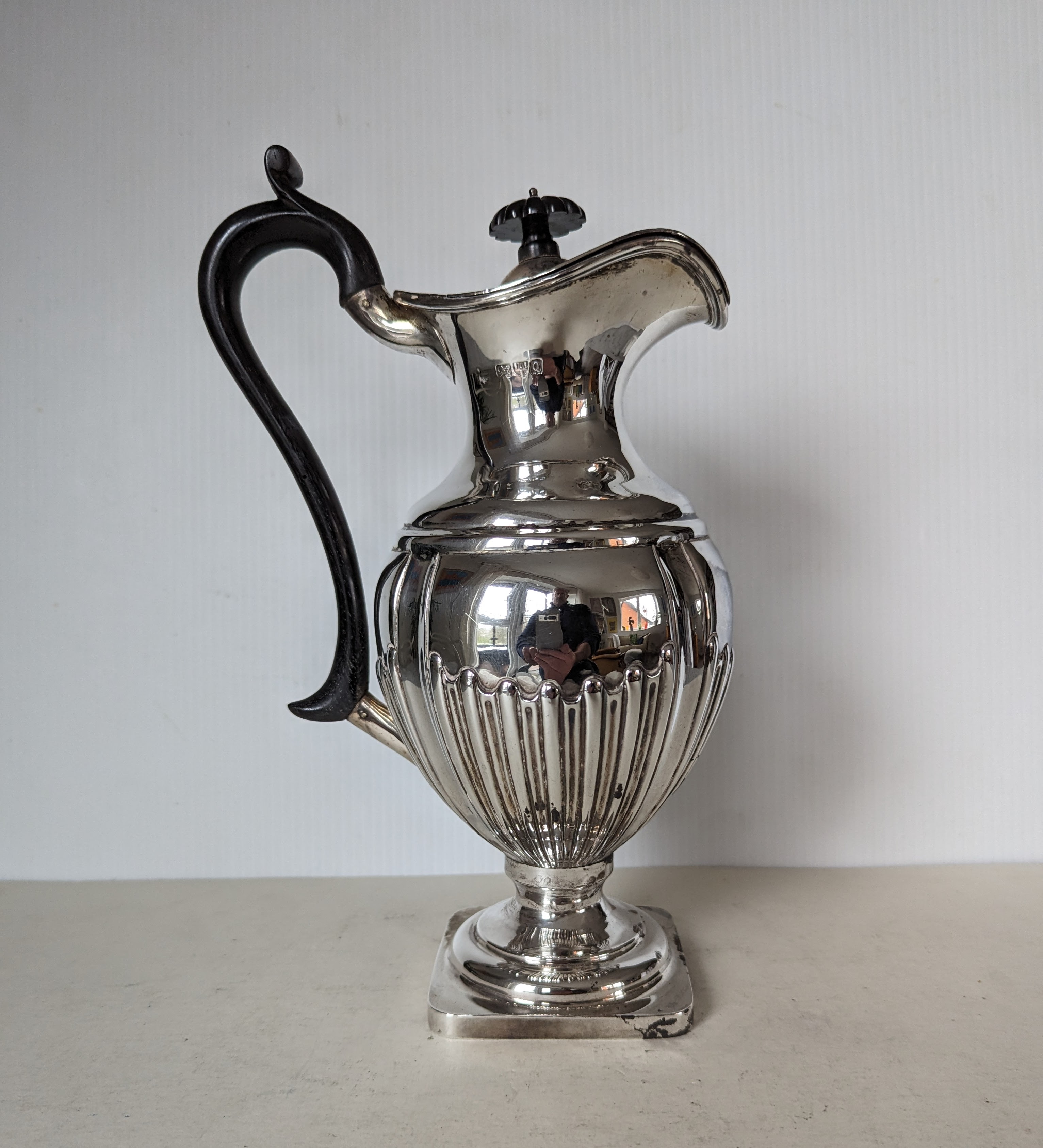 A Victorian silver fluted pedestal wine ewer with hinged cover, wood handle and knop, 26.5 cm H, - Image 2 of 3