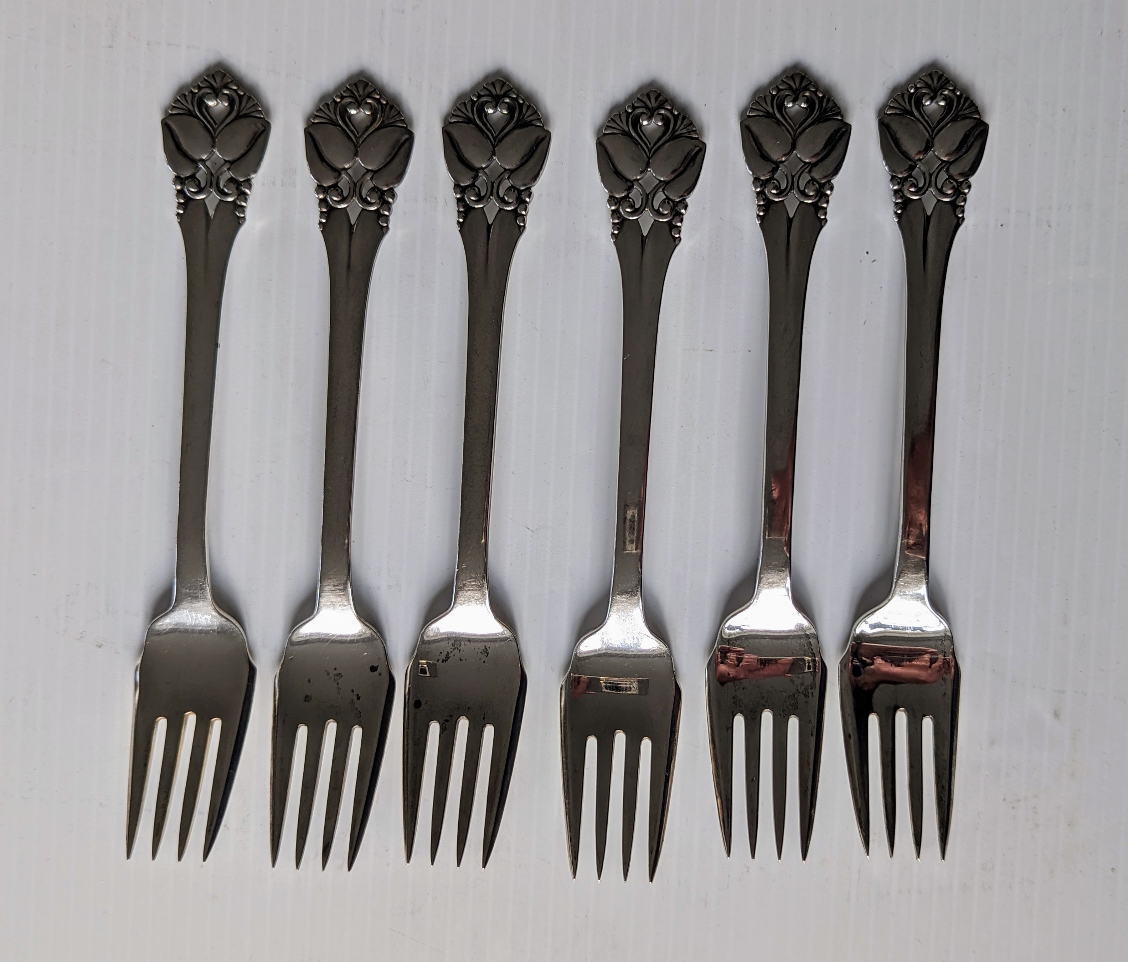 Two sets of Orla Vagn Mogensen Danish Sterling silver forks, six dinner forks, 19.5 cm and six salad - Image 4 of 4
