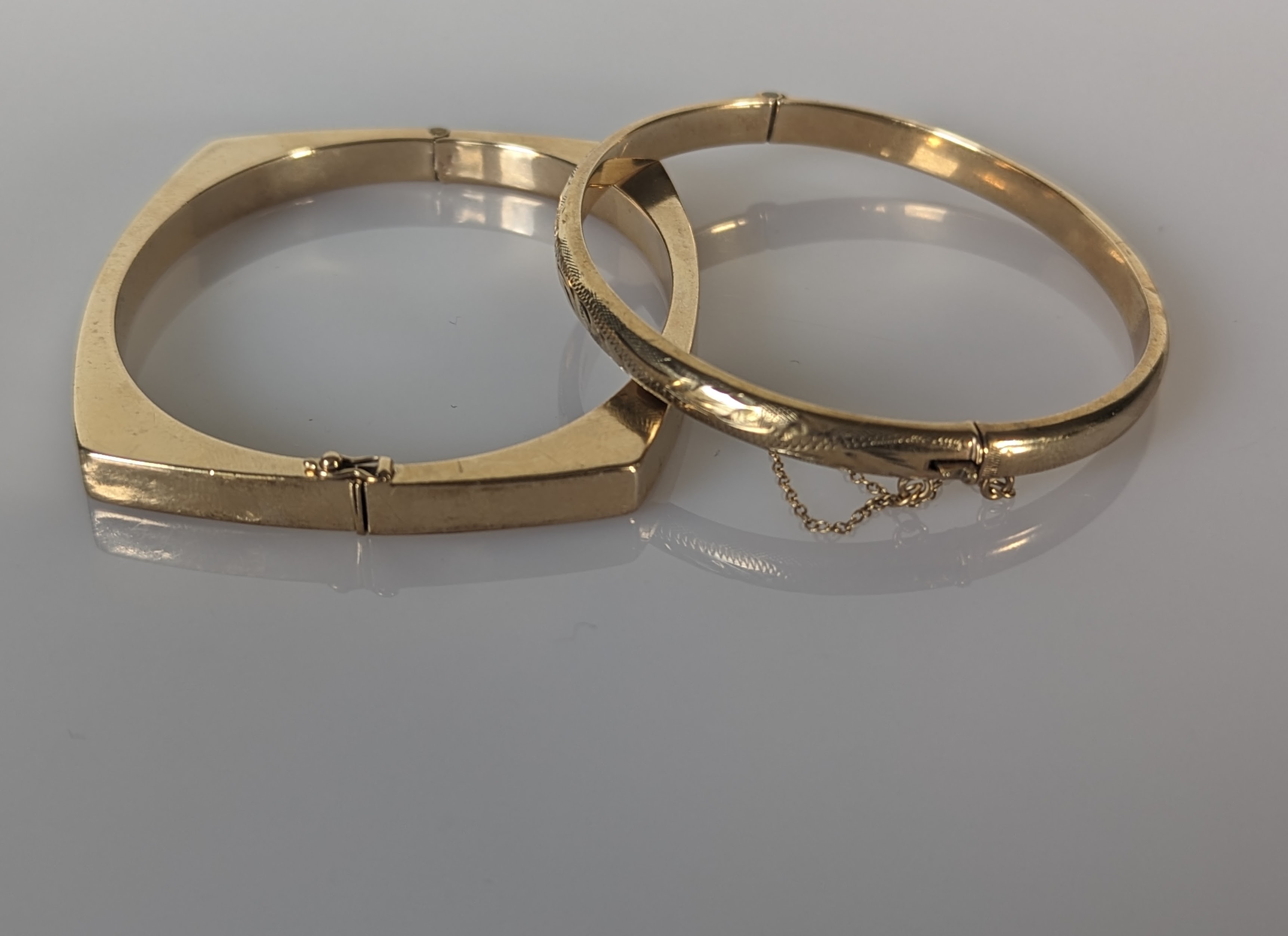 Two 9ct yellow gold hinged bangles, both hallmarked, each 60mm internal diameter, 20.6g