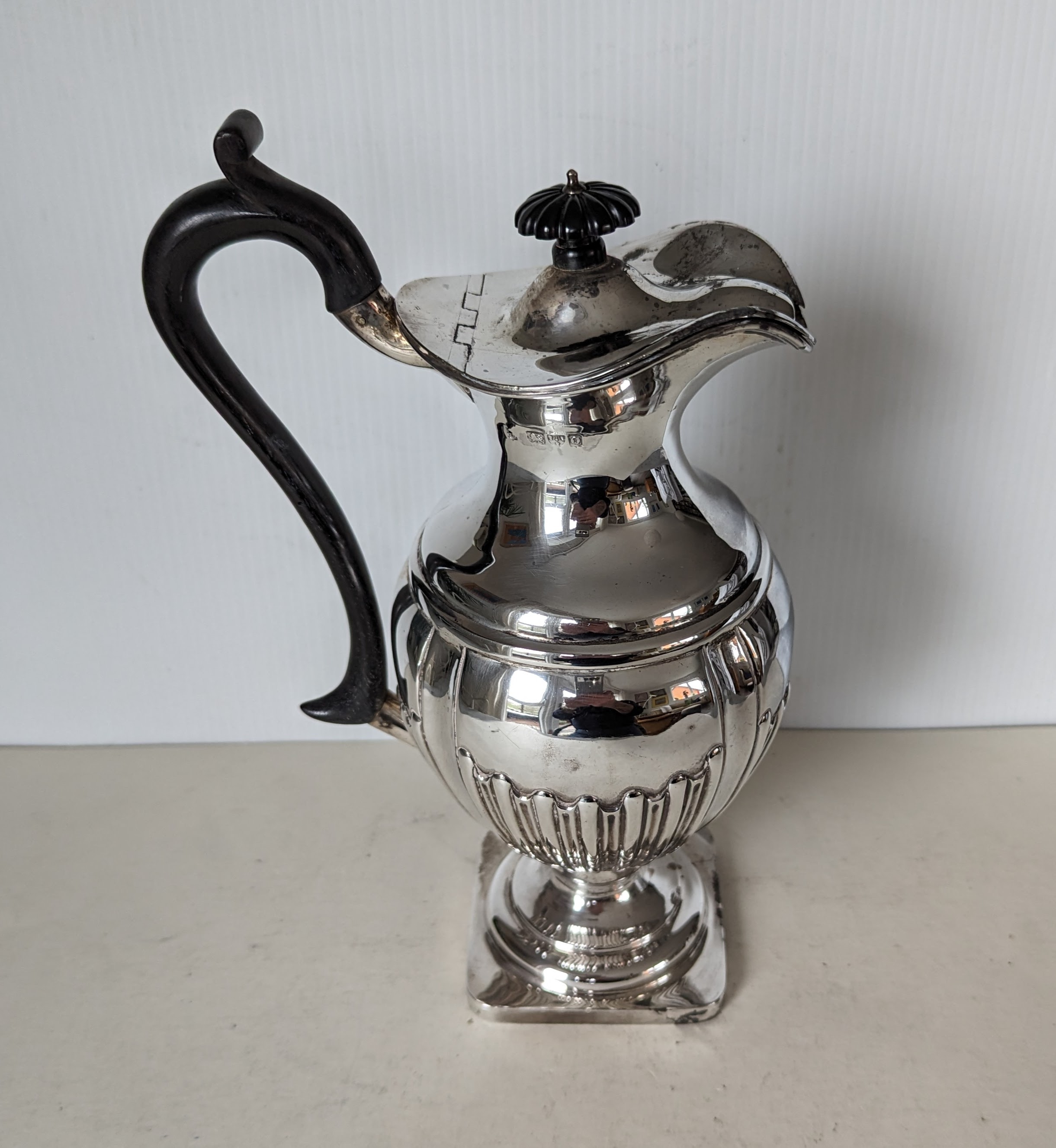 A Victorian silver fluted pedestal wine ewer with hinged cover, wood handle and knop, 26.5 cm H, - Image 3 of 3