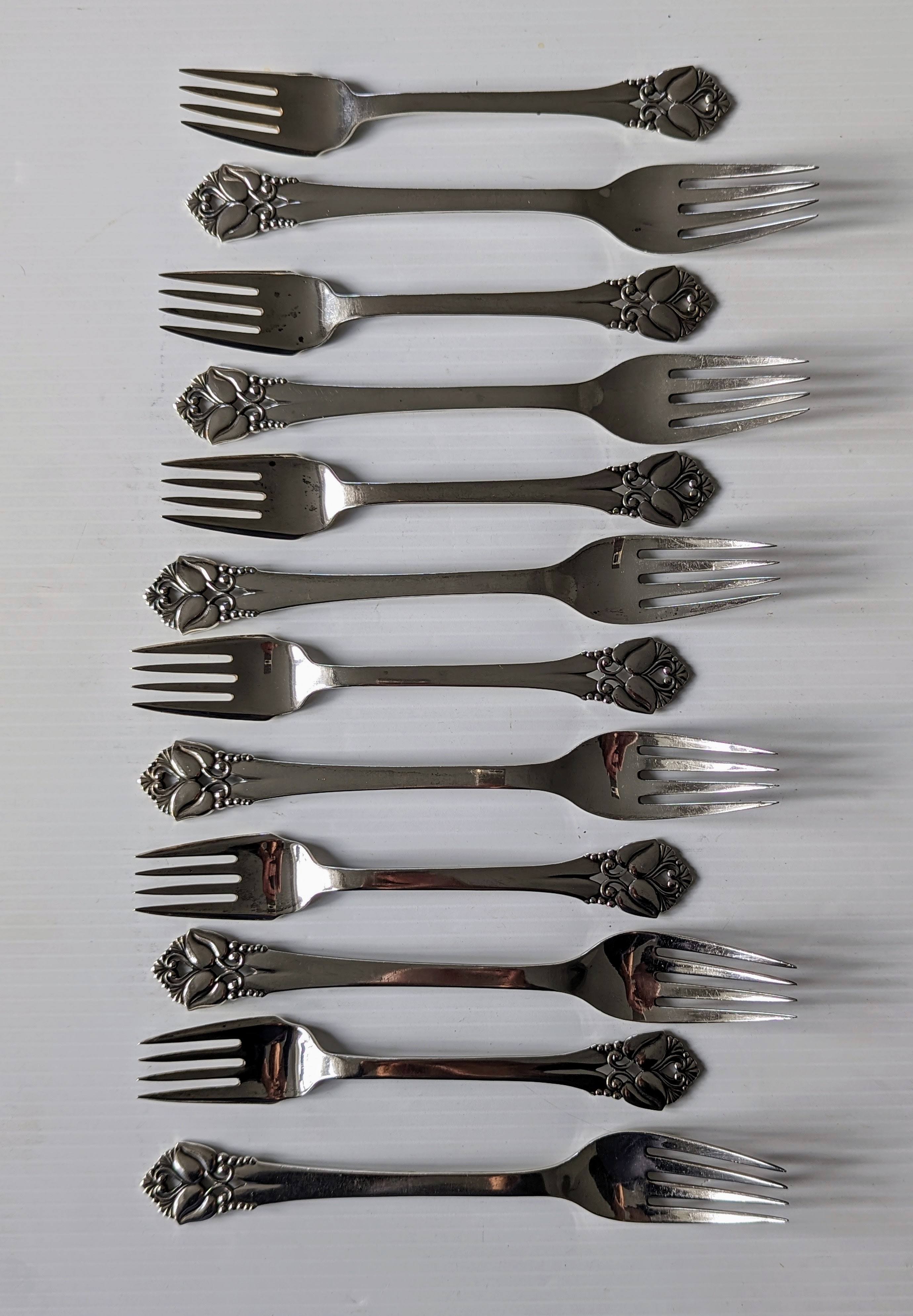 Two sets of Orla Vagn Mogensen Danish Sterling silver forks, six dinner forks, 19.5 cm and six salad - Image 2 of 4