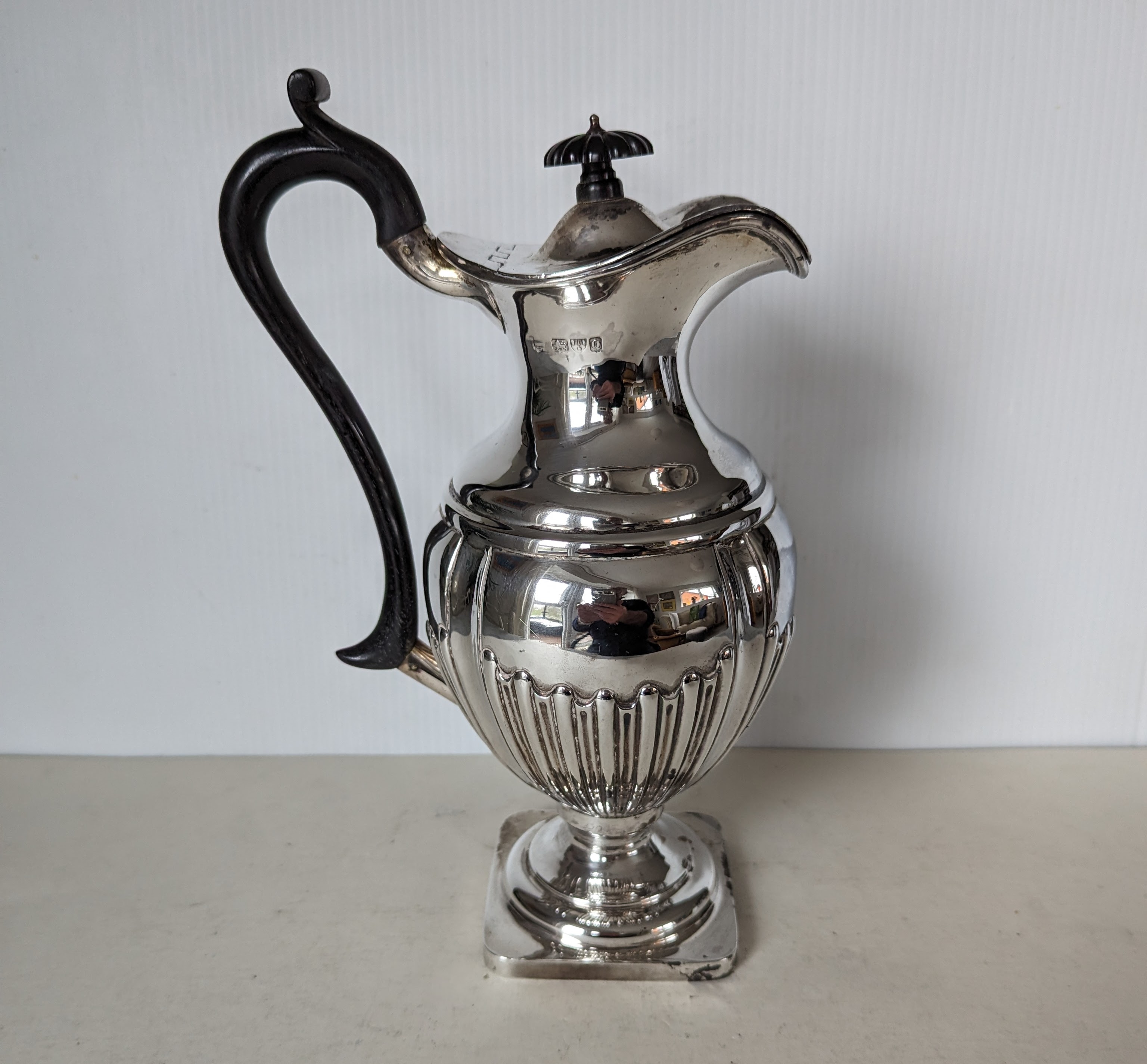 A Victorian silver fluted pedestal wine ewer with hinged cover, wood handle and knop, 26.5 cm H,