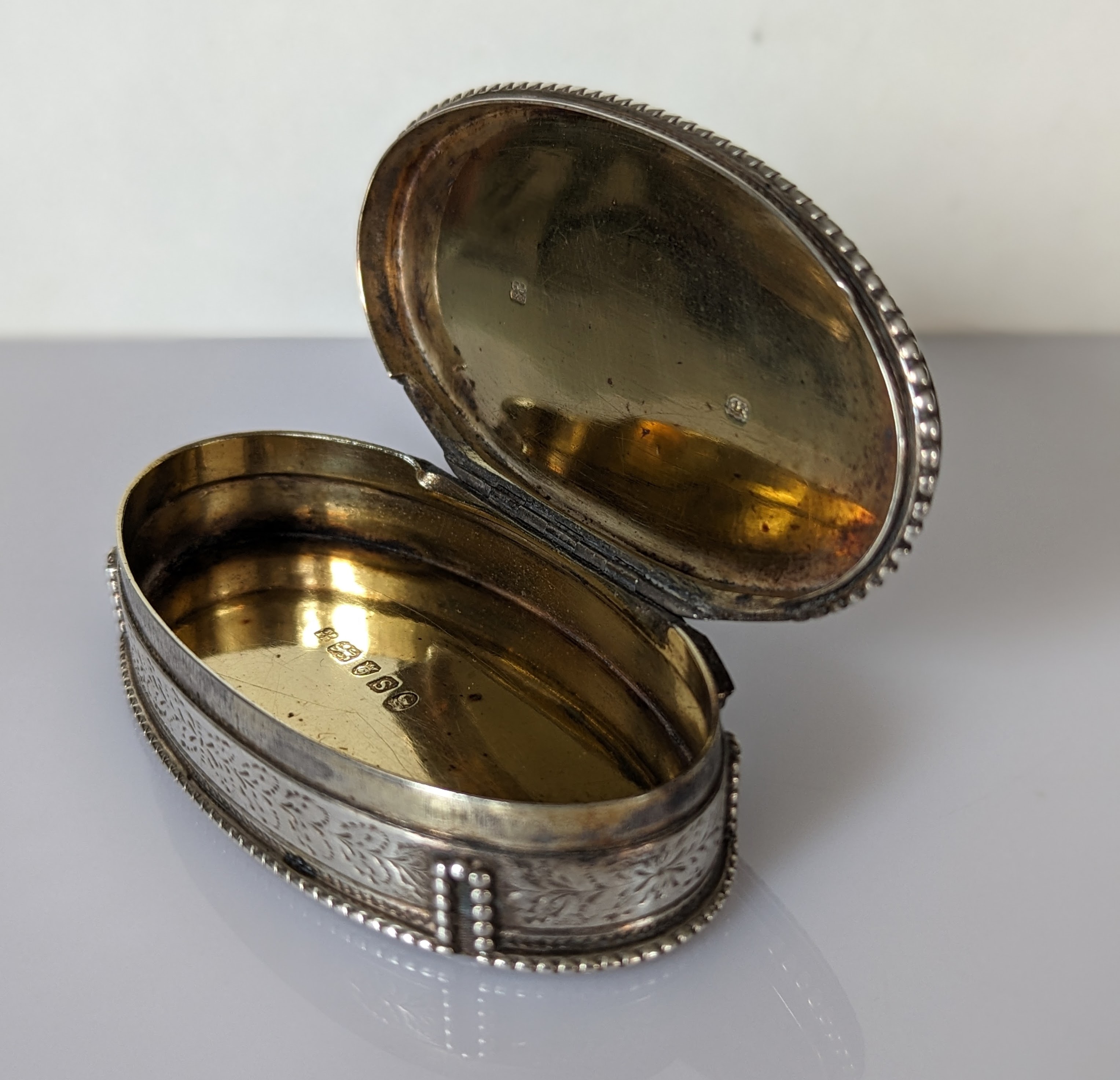 A George III oval silver snuff box with hinged lid, beaded border, engine turned, etched decoration - Image 3 of 4