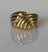 An 18ct yellow gold ring with fluted decoration, stamped 750, size M, 8.4g