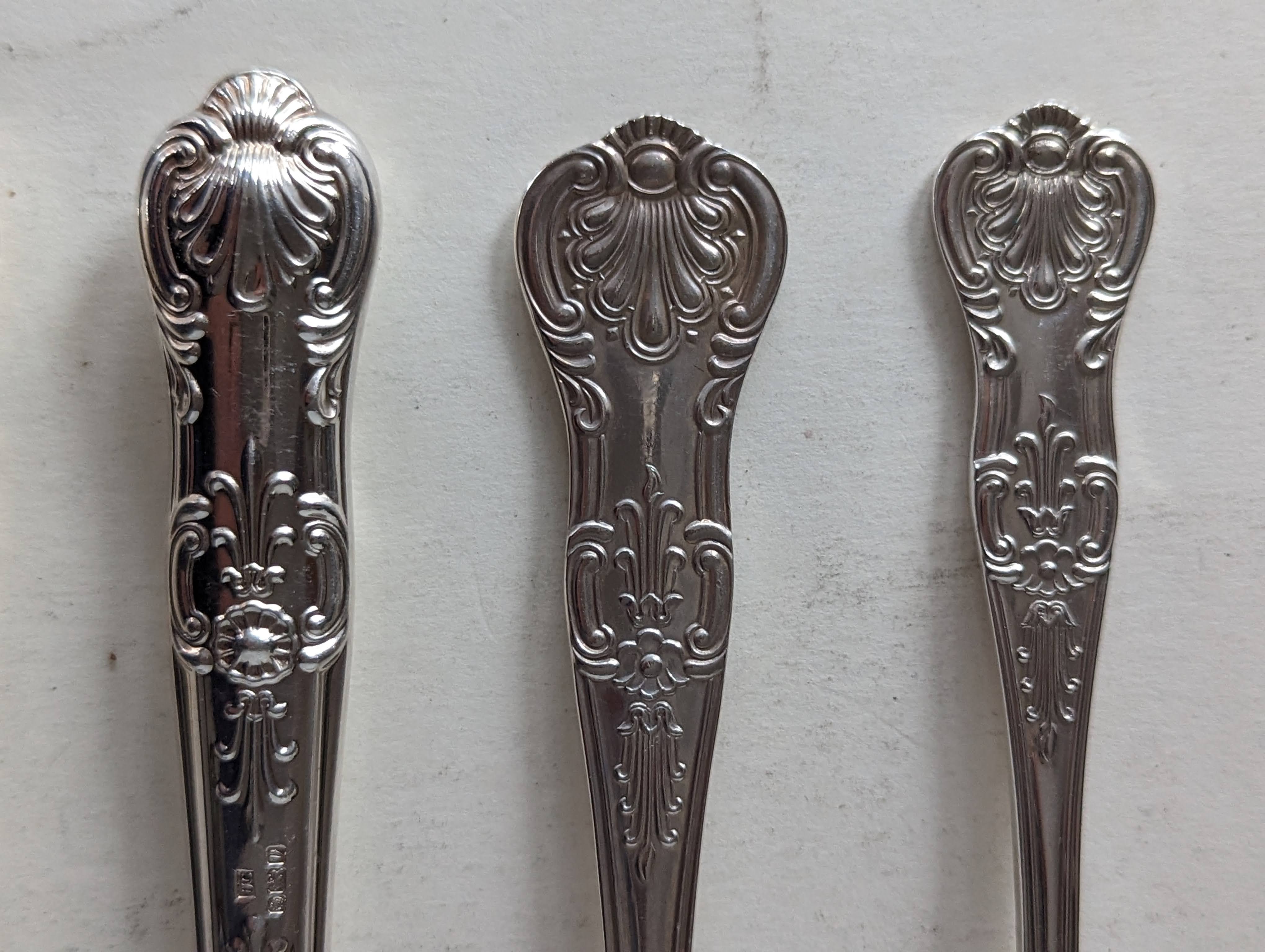 A Sheffield silver, twelve-setting, 113-piece Queen's pattern canteen of cutlery, hallmarked  - Image 4 of 5