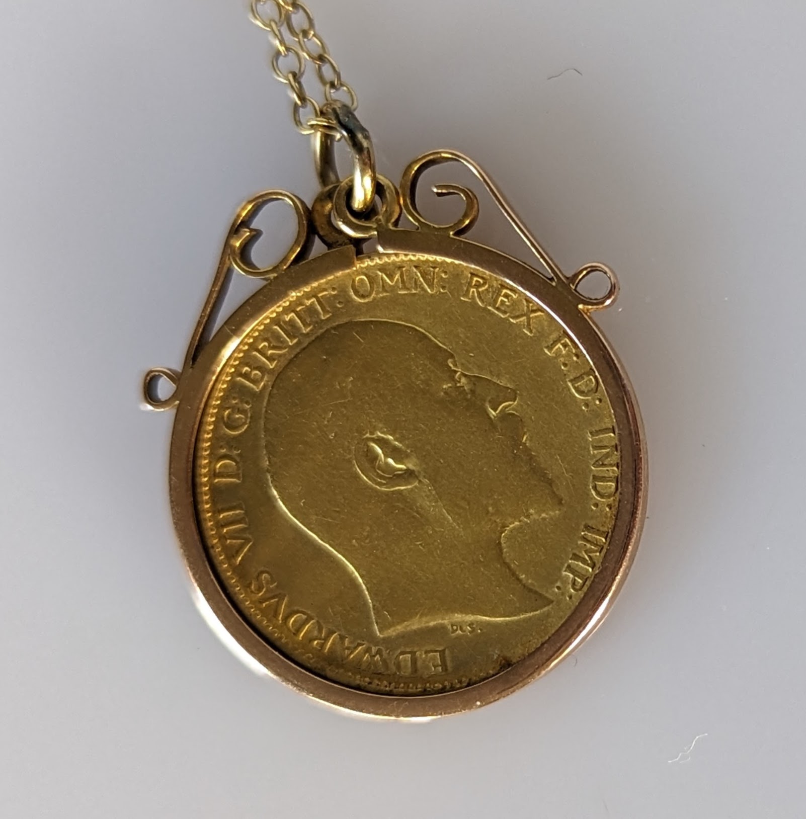 An Edwardian gold half sovereign in a gold mount and chain, both stamped 9ct, 6.2g - Image 2 of 2