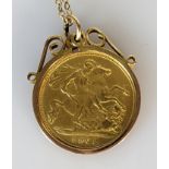 An Edwardian gold half sovereign in a gold mount and chain, both stamped 9ct, 6.2g