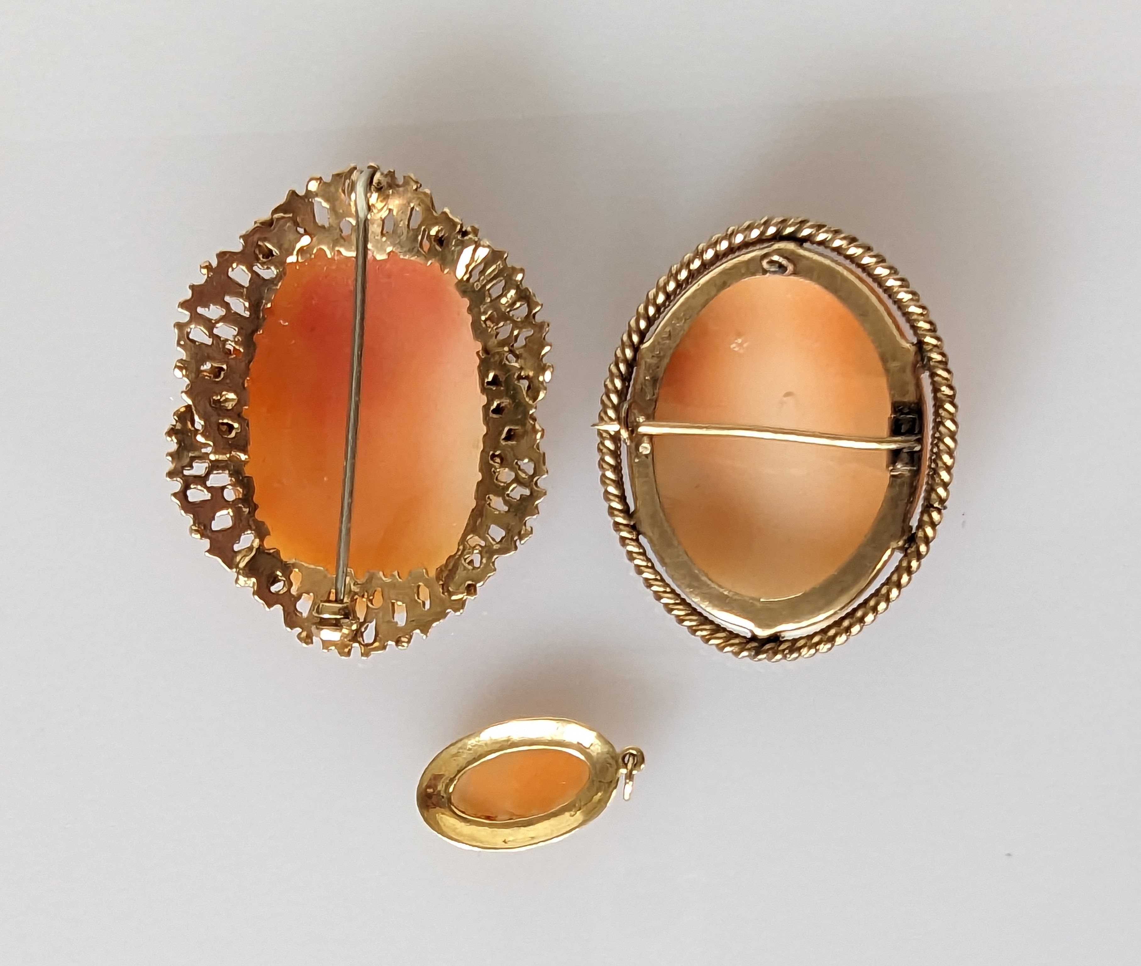 A cameo brooch and a pendant set in 9ct yellow gold, 45mm, 20mm, both hallmarked, 13.6g and another  - Image 2 of 2