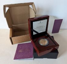 A cased Royal Mint 2022 Queen Elizabeth II Memorial Gold Five-Sovereign Piece, with COA