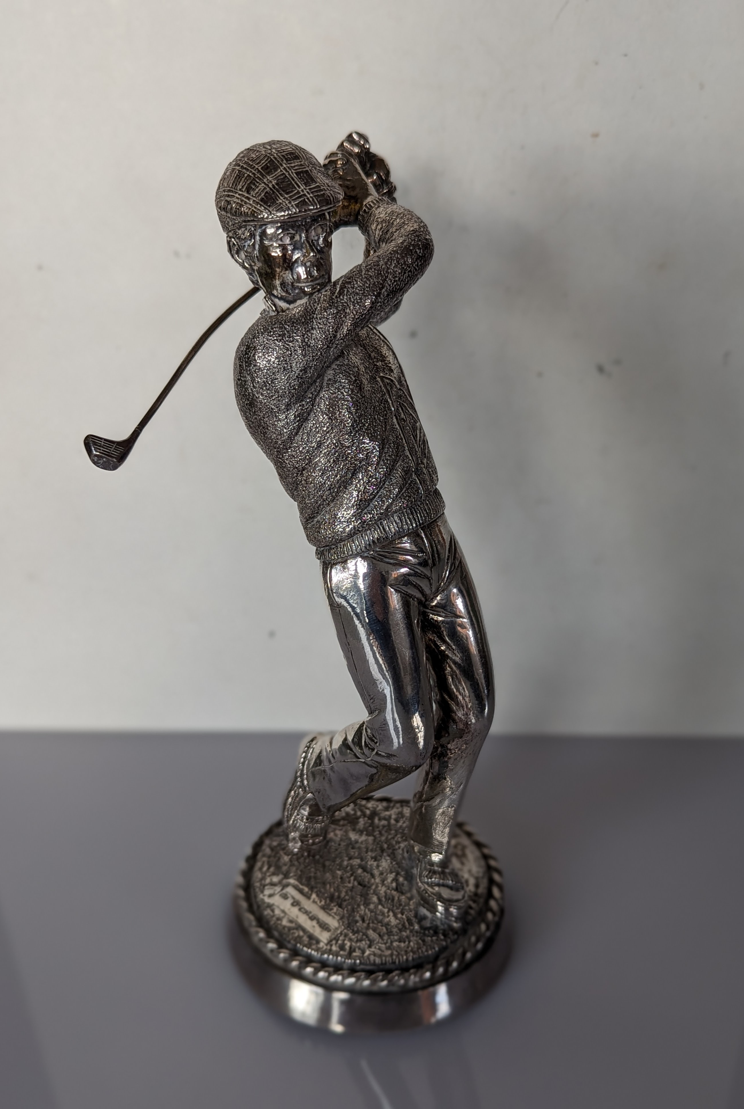 A silver statuette of a golfer, hallmarked, maker's mark HL, Sheffield, 21.5 cm H, weighted