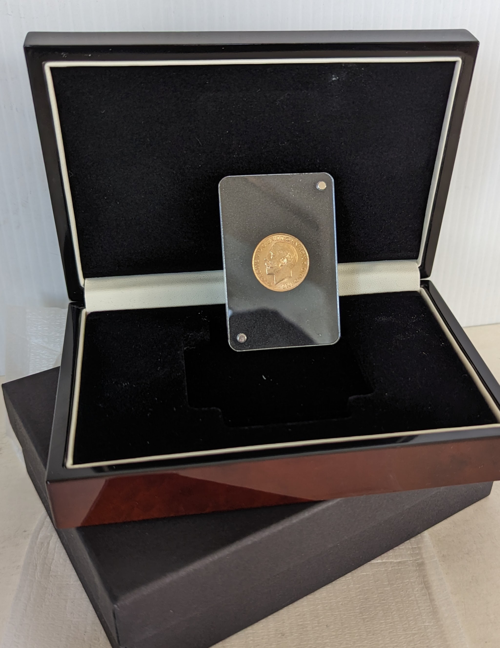 A cased George V full gold sovereign, South African mint, 1926, with outer box - Image 3 of 4