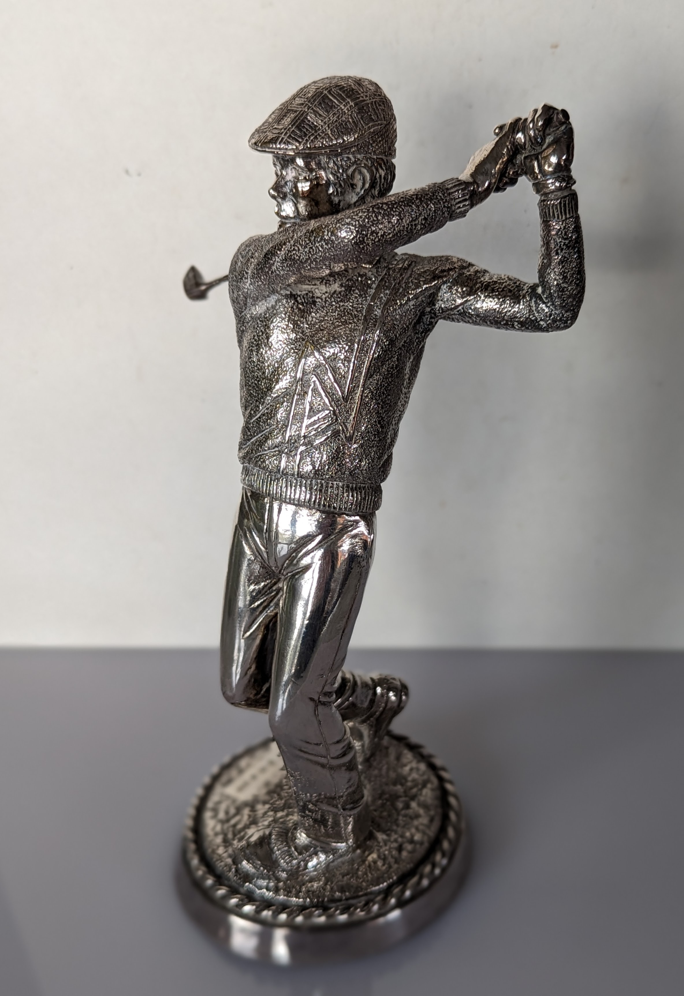 A silver statuette of a golfer, hallmarked, maker's mark HL, Sheffield, 21.5 cm H, weighted - Image 3 of 3