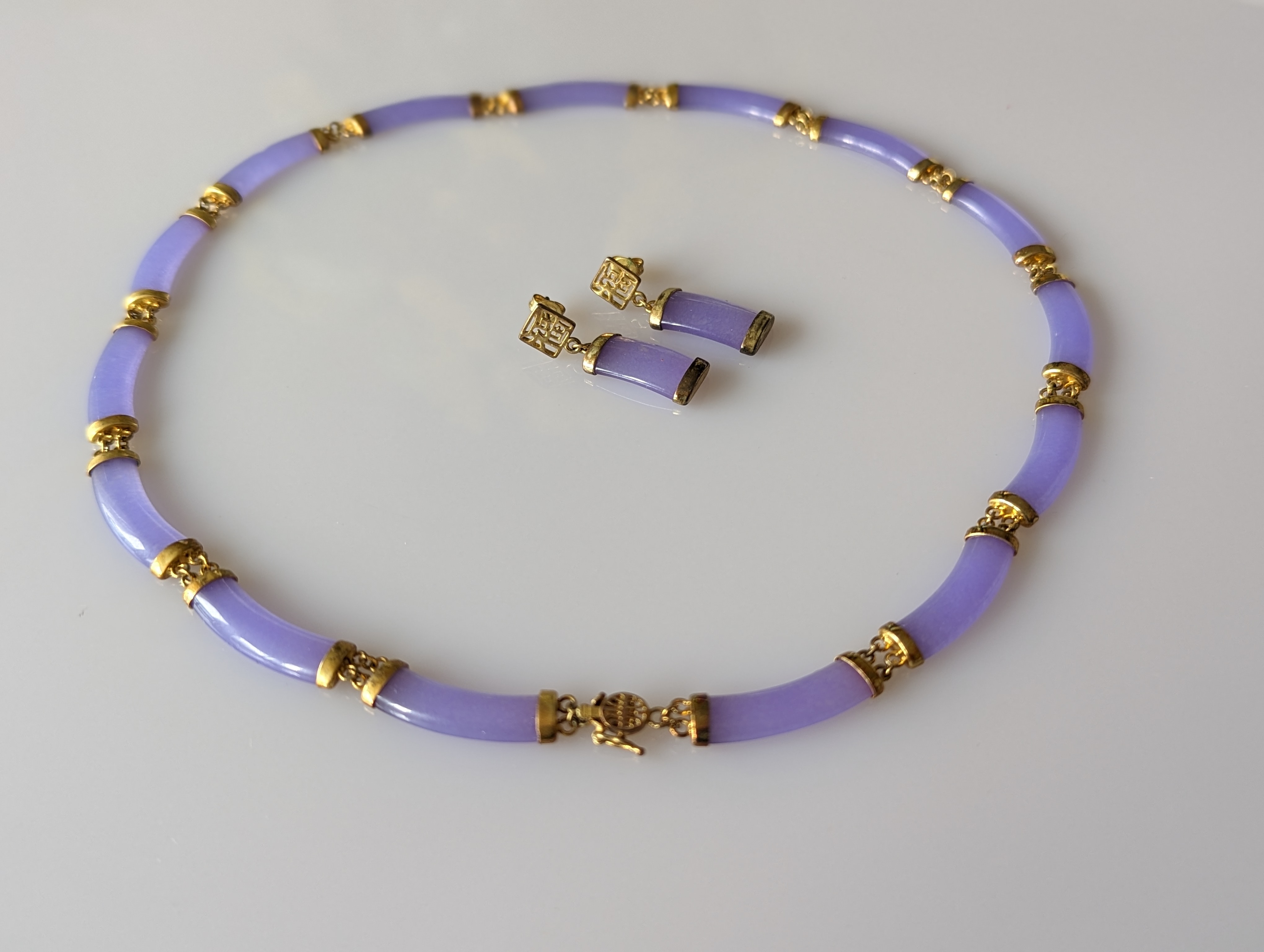 A dyed purple jade panel necklace, with 15 curbed panels and gold coloured chain links