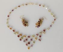 A tutti-frutti bib necklace with matching earrings on yellow gold, 37 cm, 14g