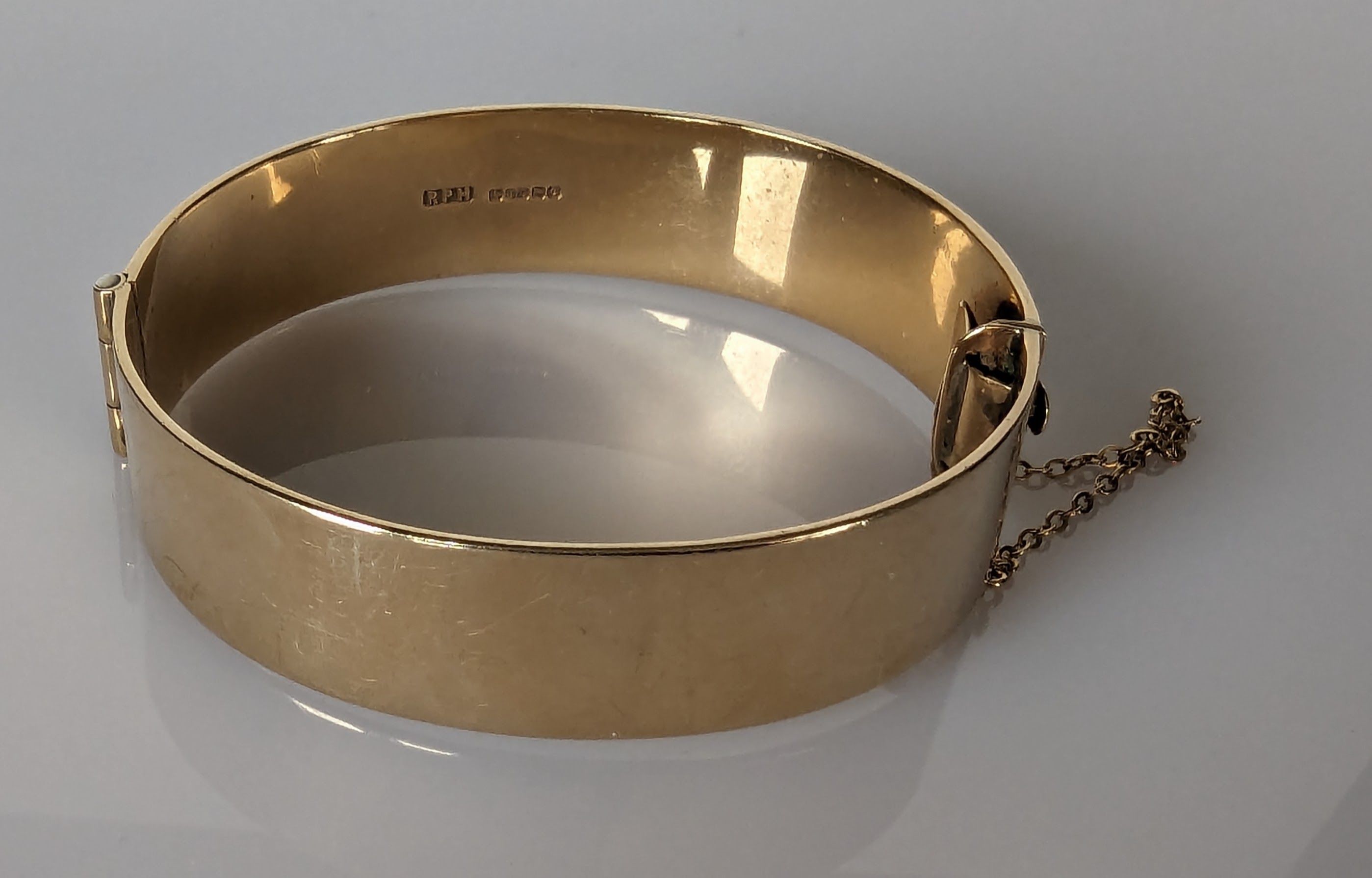 An etched 9ct gold bangle, 60mm, hallmarked for R P H Jewellery Co Ltd, Birmingham, 44g - Image 2 of 2