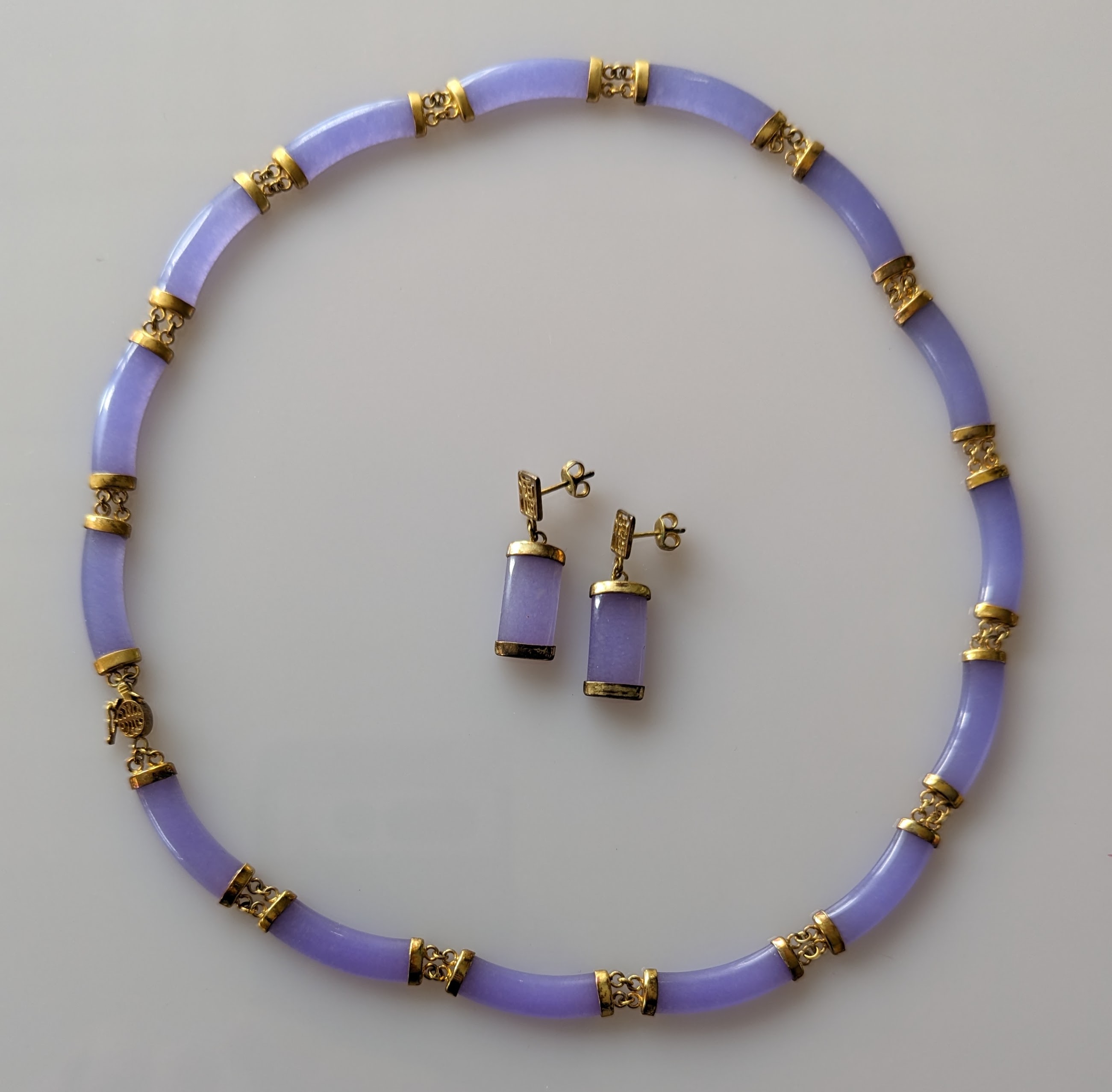 A dyed purple jade panel necklace, with 15 curbed panels and gold coloured chain links - Image 2 of 2