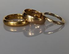 Three yellow gold wedding bands: one 22ct, 7g; one 18ct, 4g and other 9ct, 1.5g, 4, 5, 3mm