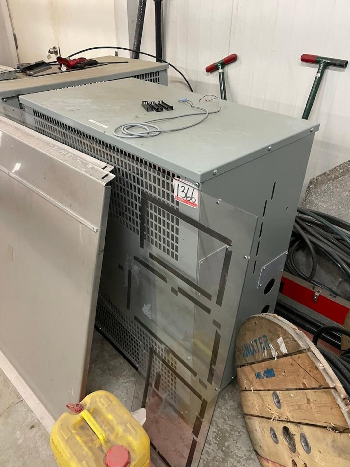 2 ULINE H-2219M-R FLAMMABLE LIQUID STORAGE CABINETS [TROIS RIVIERES] *PLEASE NOTE, EXCLUSIVE RIGGING - Bild 2 aus 3