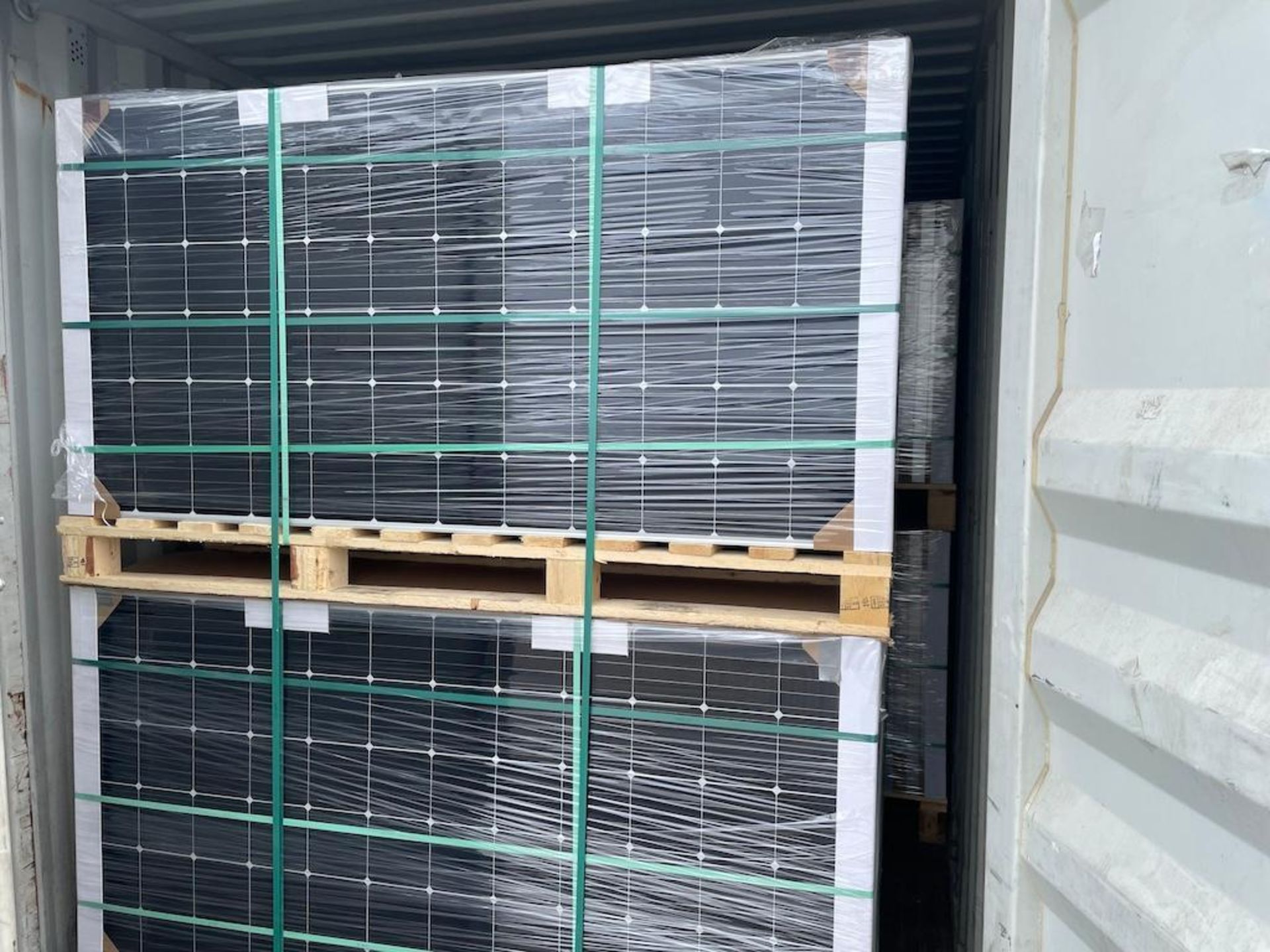 LOT OF APPROX 6,075 UNITS 370W SOLAR PANELS, INCLUDING: APPROX 5,760 UNITS IN SEA CONTAINERS (APPROX - Image 33 of 40
