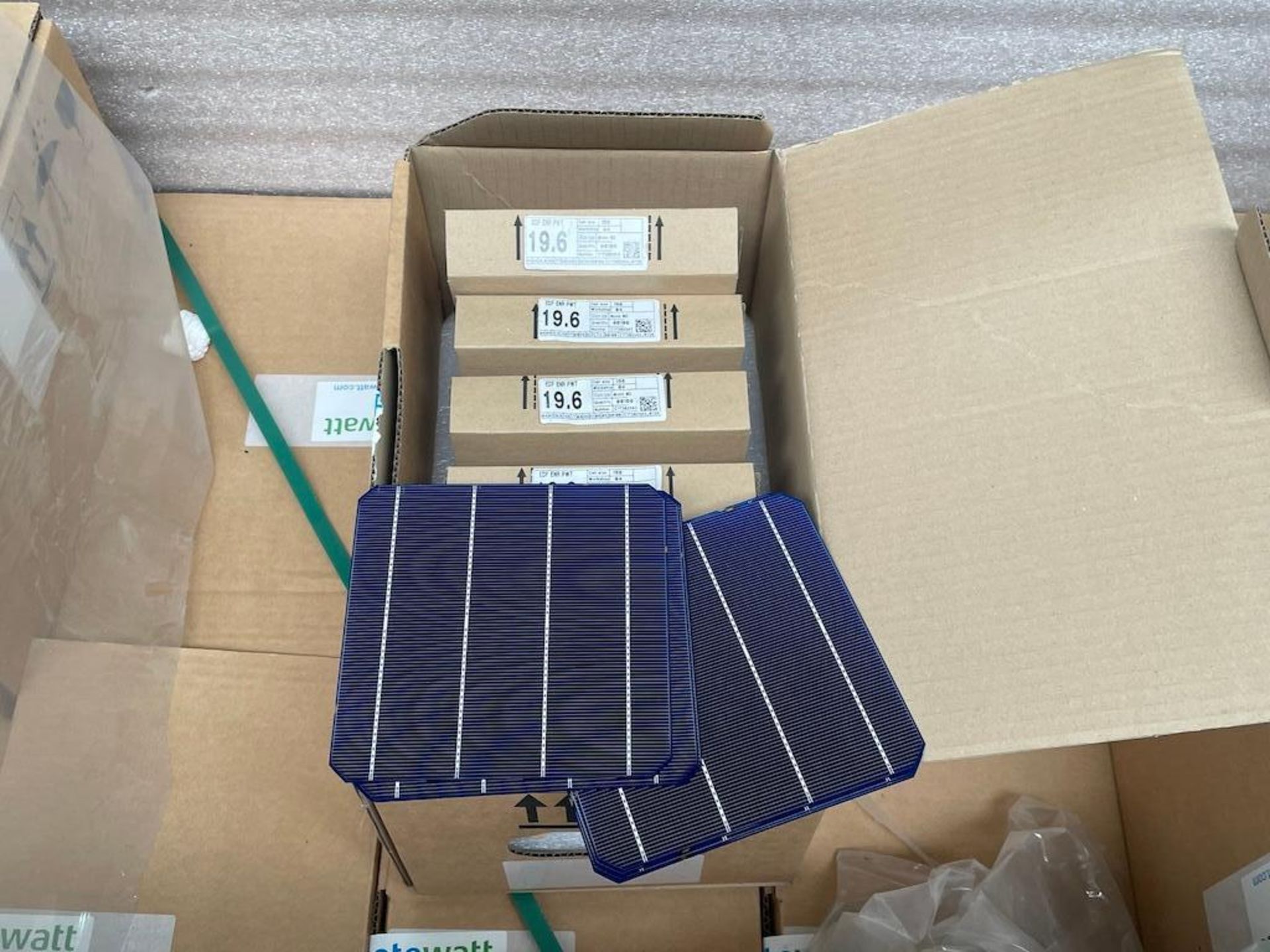 LOT (7) SKIDS OF APPROX. 100,000 PIECES OF PHOTO WATT SOLAR CELLS, CELL SIZE 156, SILICON TYPE M2, E - Image 5 of 16