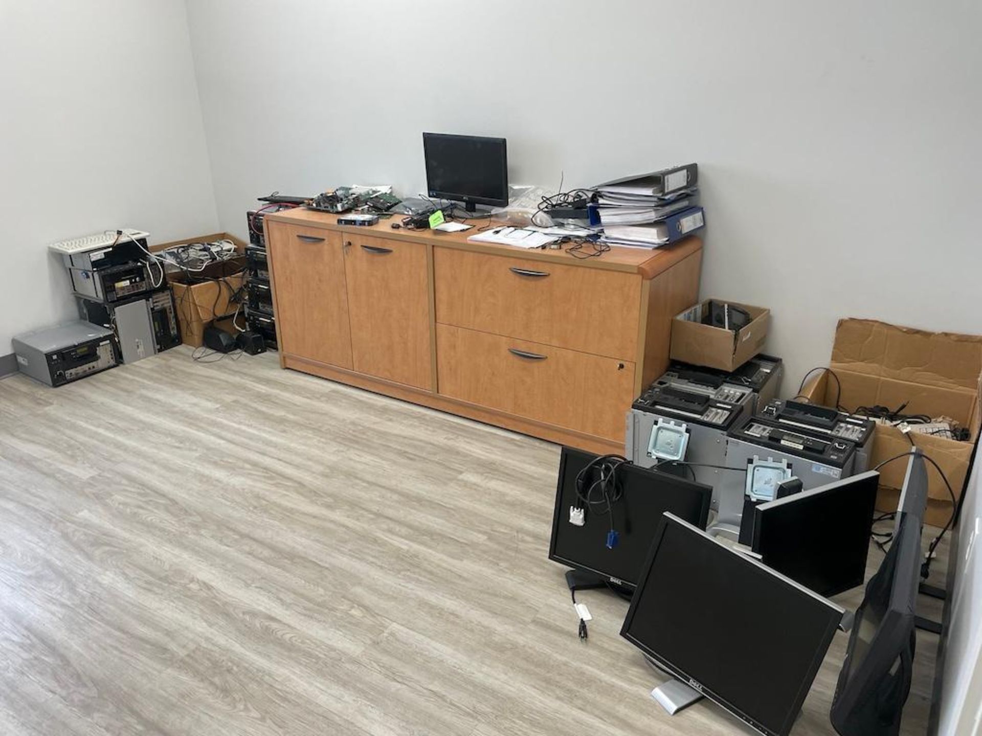SERVER ROOM W COMPUTER EQUIPMENT IN OFFICE [TROIS RIVIERES]*PLEASE NOTE, EXCLUSIVE RIGGING FEE OF $5
