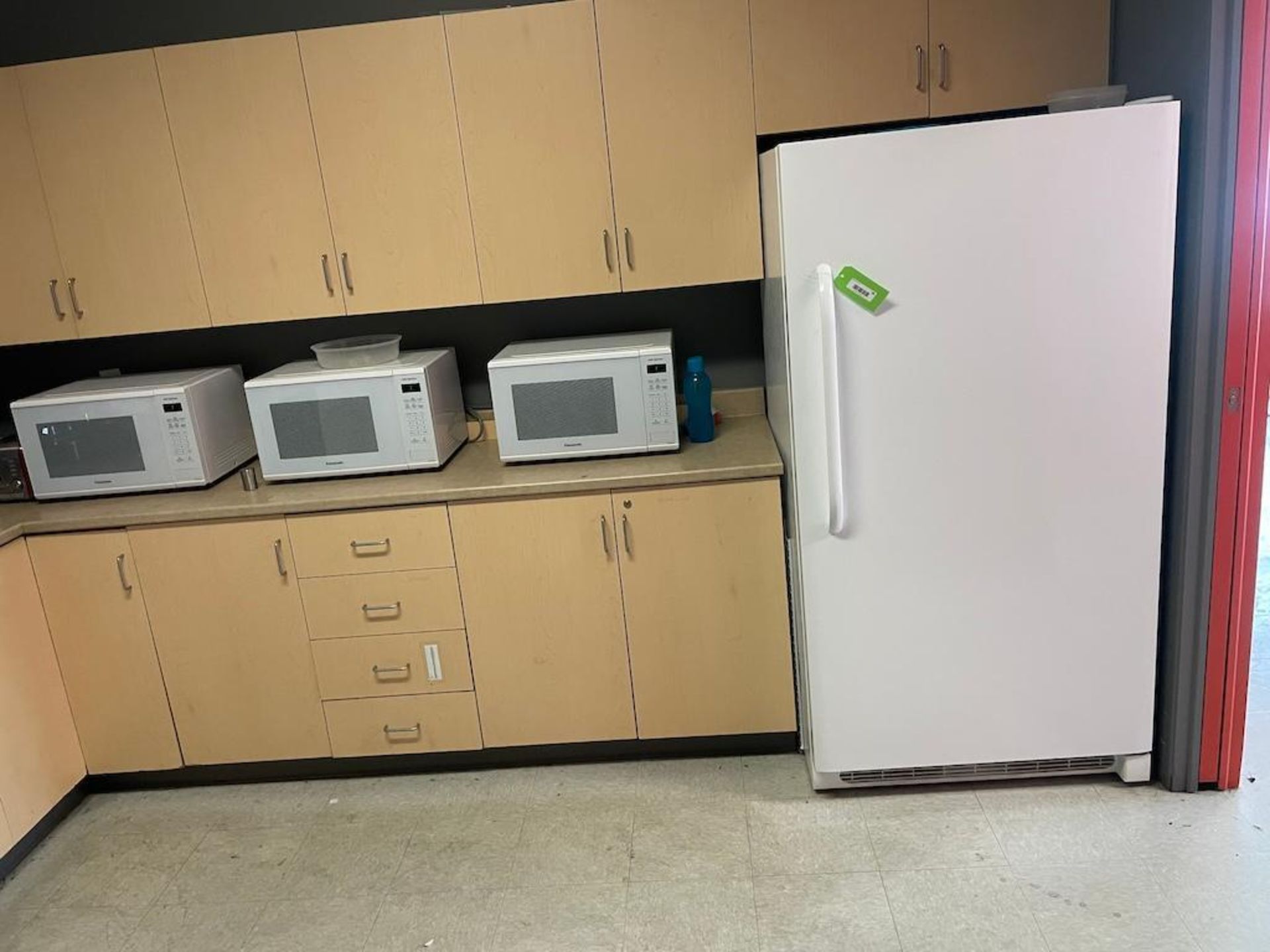 LOT KITCHEN APPLIANCES: (1) REFRIGERATOR, (3) MICROWAVES [TROIS RIVIERES]*PLEASE NOTE, EXCLUSIVE RIG