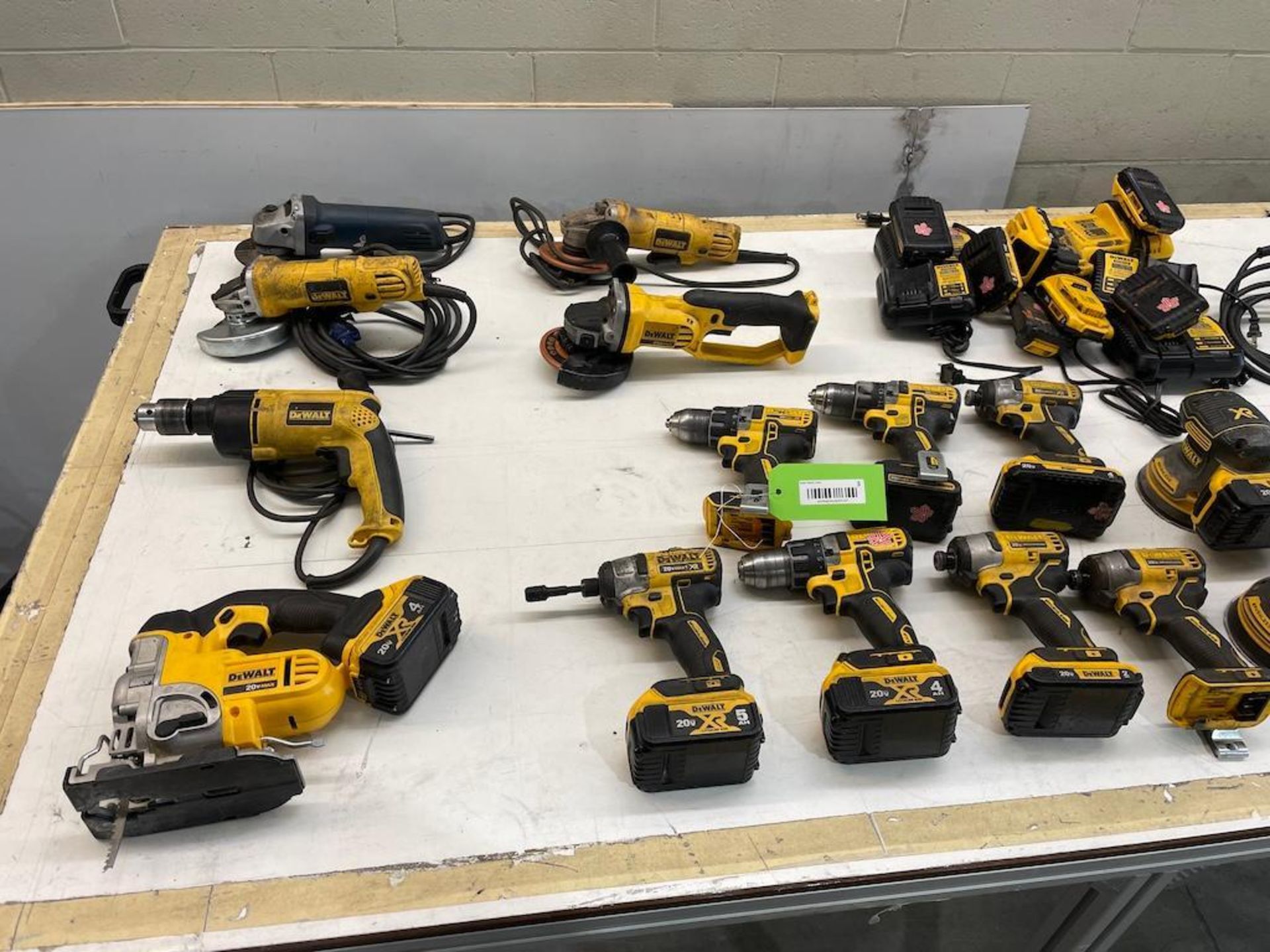 LOT: ASSORTED POWER TOOLS [TROIS RIVIERES] *PLEASE NOTE, EXCLUSIVE RIGGING FEE OF $50 WILL BE ADDED - Image 2 of 3