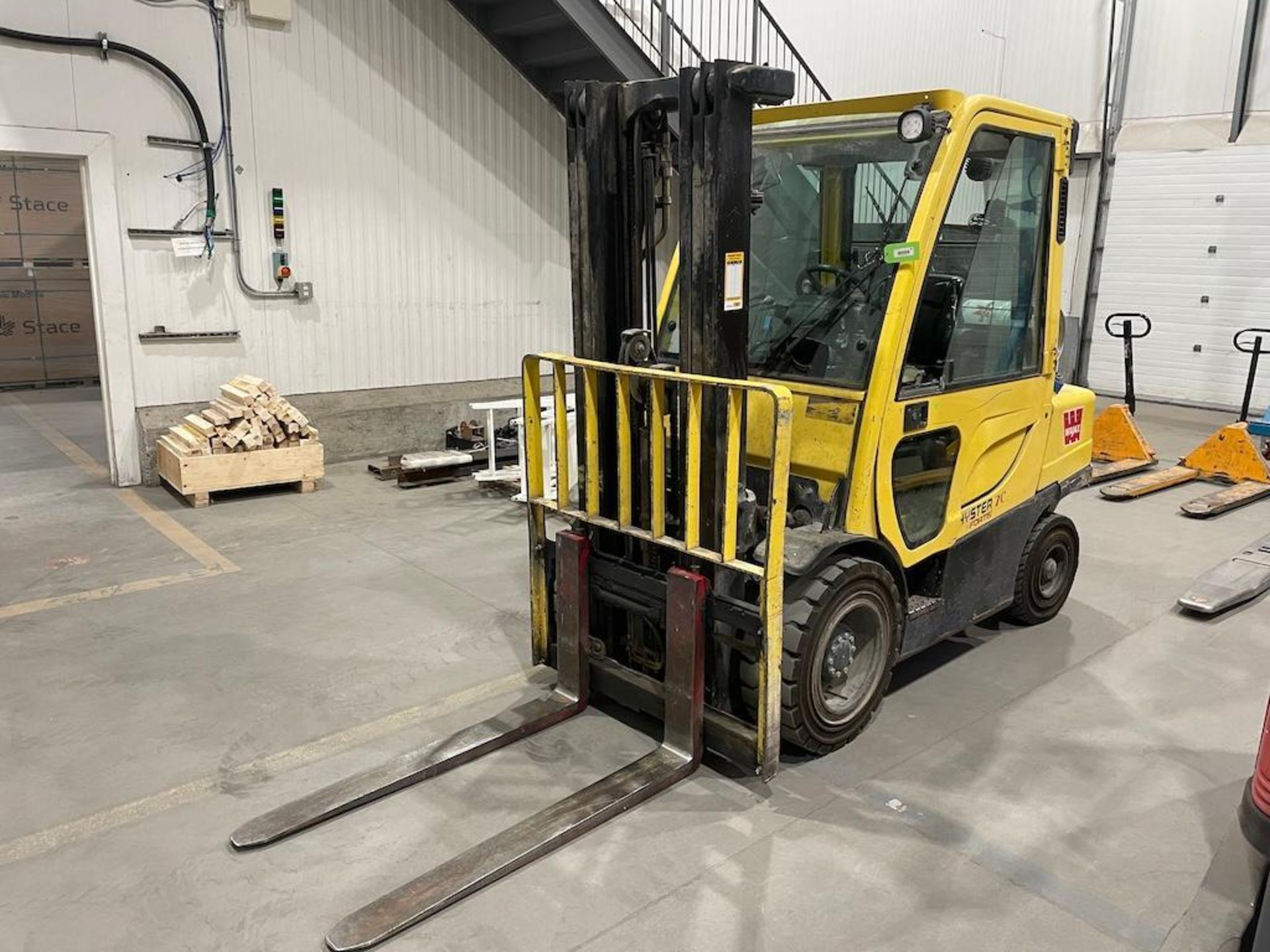 HYSTER FORKLIFT 6,550 LB CAPACITY, MODEL H70, 3 STAGE MAST, SIDE SHIFT, 181 IN LIFT HEIGHT, CAB, 3,3