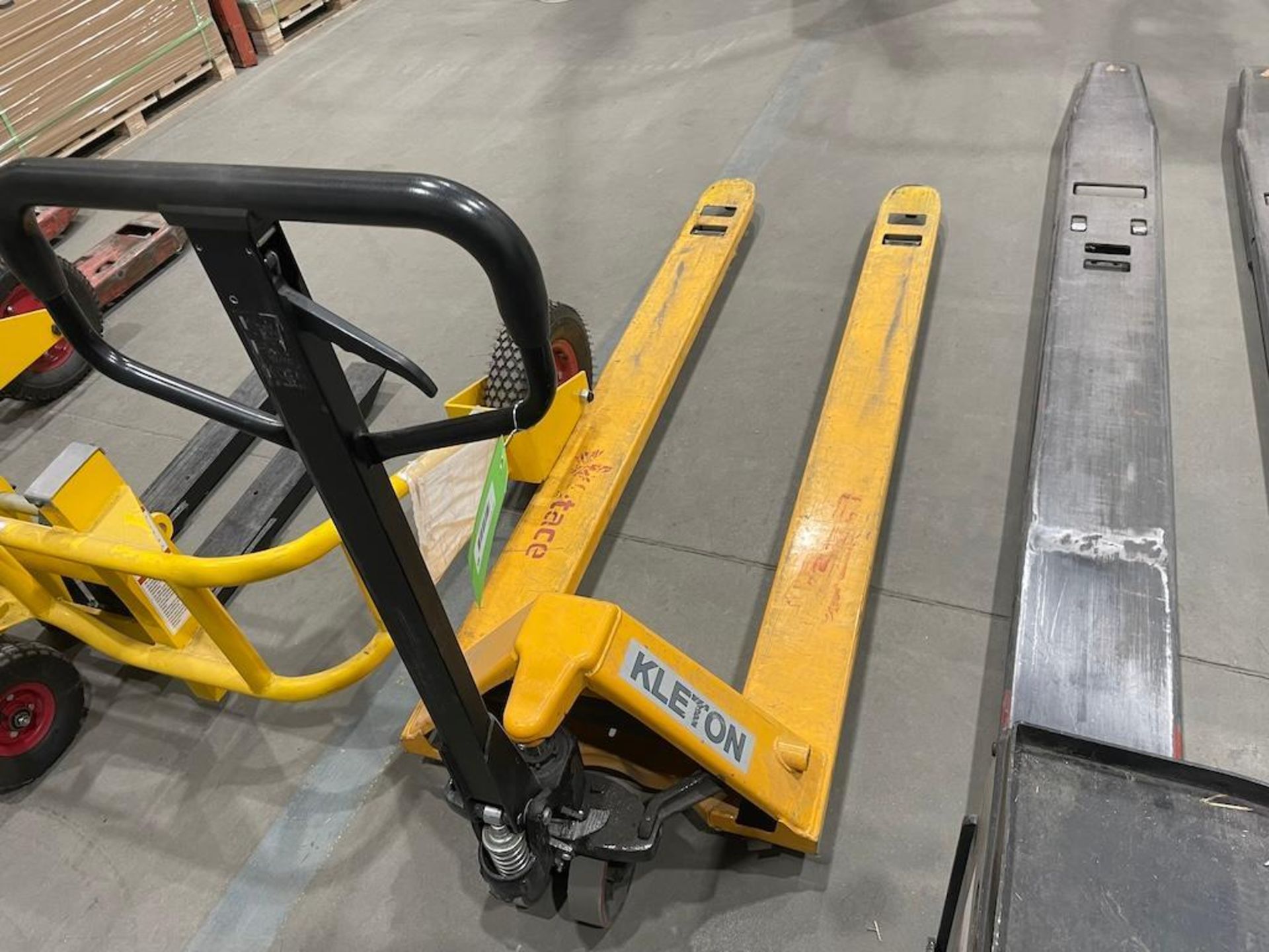 KLETON PALLET JACK, 6 FT FORKS [TROIS RIVIERES]*PLEASE NOTE, EXCLUSIVE RIGGING FEE OF $100 WILL BE A - Image 2 of 2