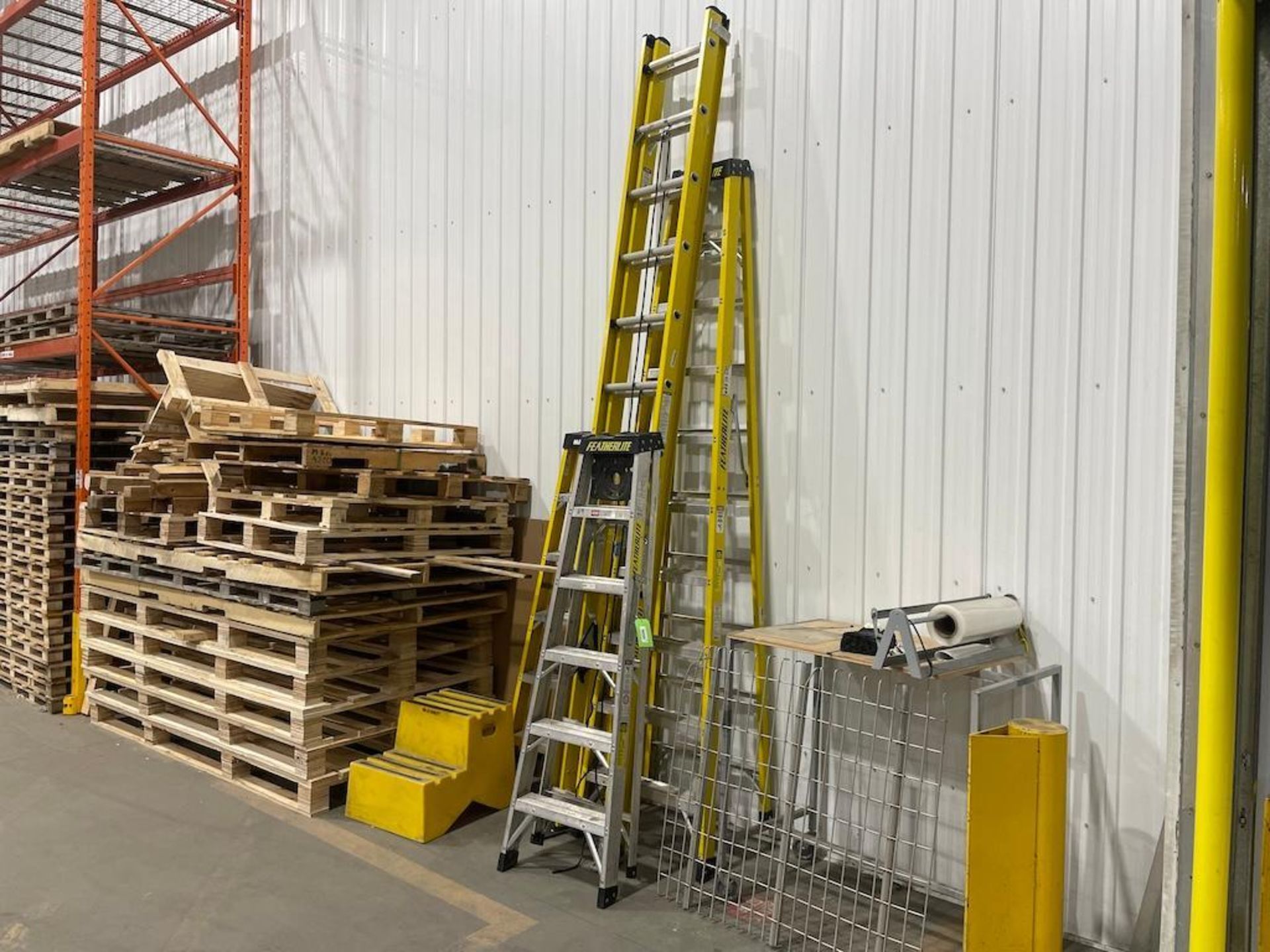 LOT ASST LADDERS AND STEEL FRAME STAIRS [TROIS RIVIERES]*PLEASE NOTE, EXCLUSIVE RIGGING FEE OF $150 - Image 2 of 4