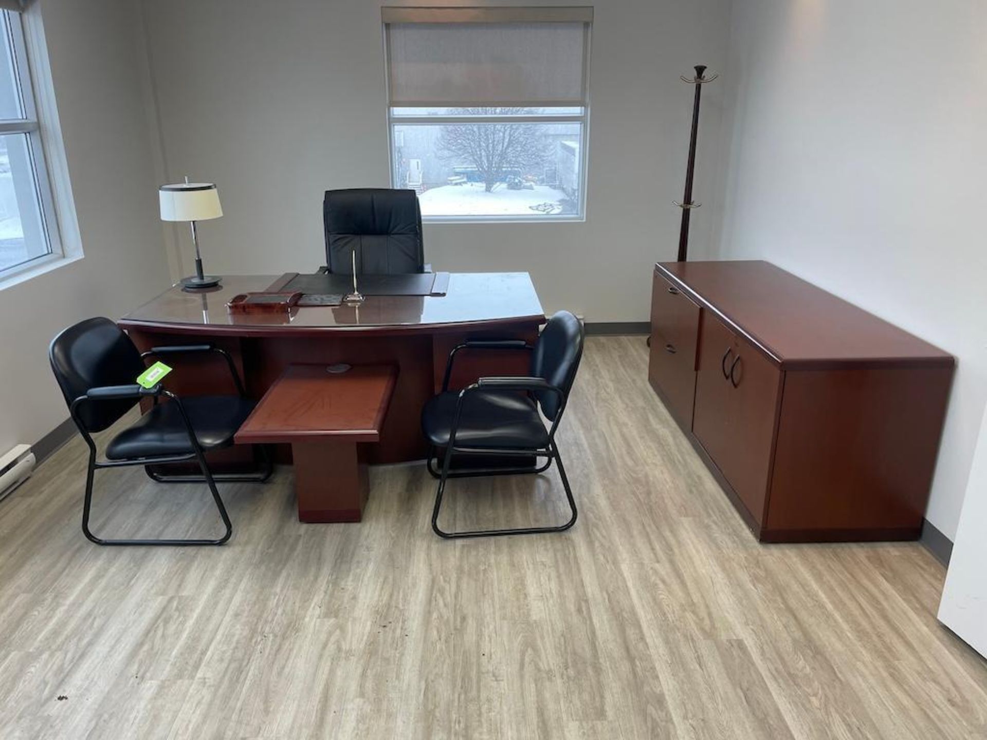 LOT EXECUTIVE OFFICE W DESK, CREDENZA, CHAIRS, SOFA, COFFEE TABLE [TROIS RIVIERES]*PLEASE NOTE, EXCL