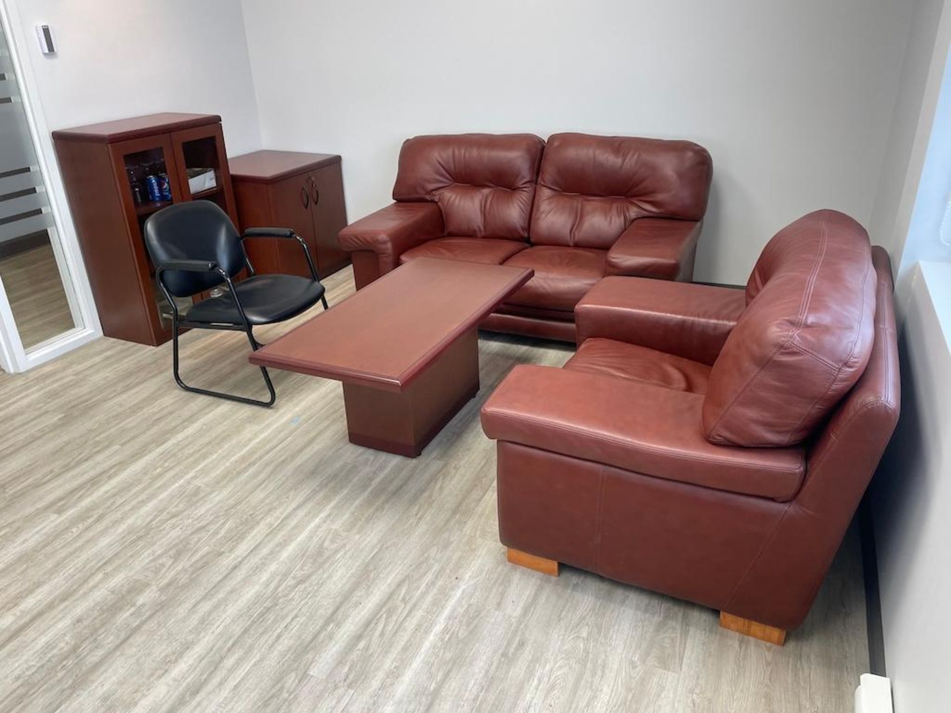 LOT EXECUTIVE OFFICE W DESK, CREDENZA, CHAIRS, SOFA, COFFEE TABLE [TROIS RIVIERES]*PLEASE NOTE, EXCL - Image 2 of 3