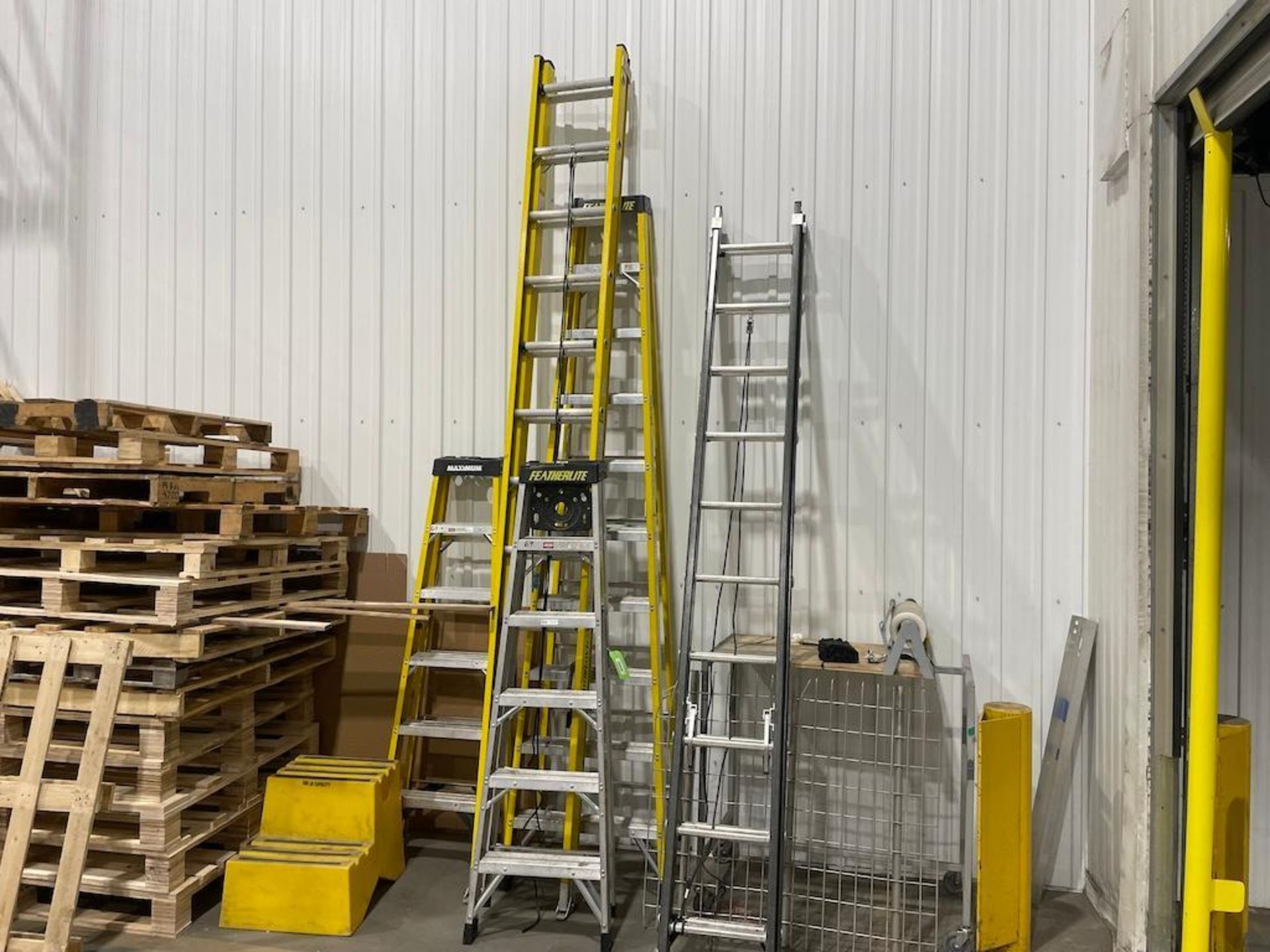 LOT ASST LADDERS AND STEEL FRAME STAIRS [TROIS RIVIERES]*PLEASE NOTE, EXCLUSIVE RIGGING FEE OF $150 - Image 4 of 4