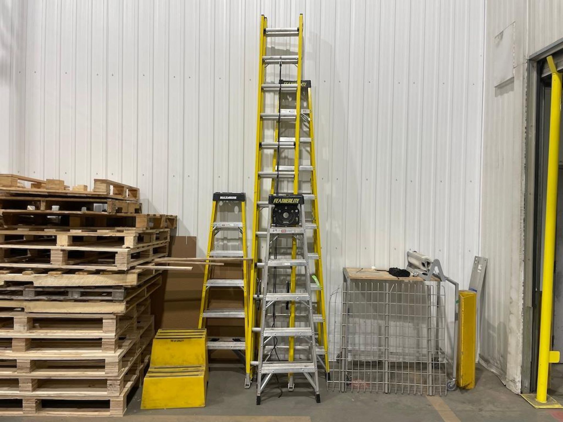 LOT ASST LADDERS AND STEEL FRAME STAIRS [TROIS RIVIERES]*PLEASE NOTE, EXCLUSIVE RIGGING FEE OF $150