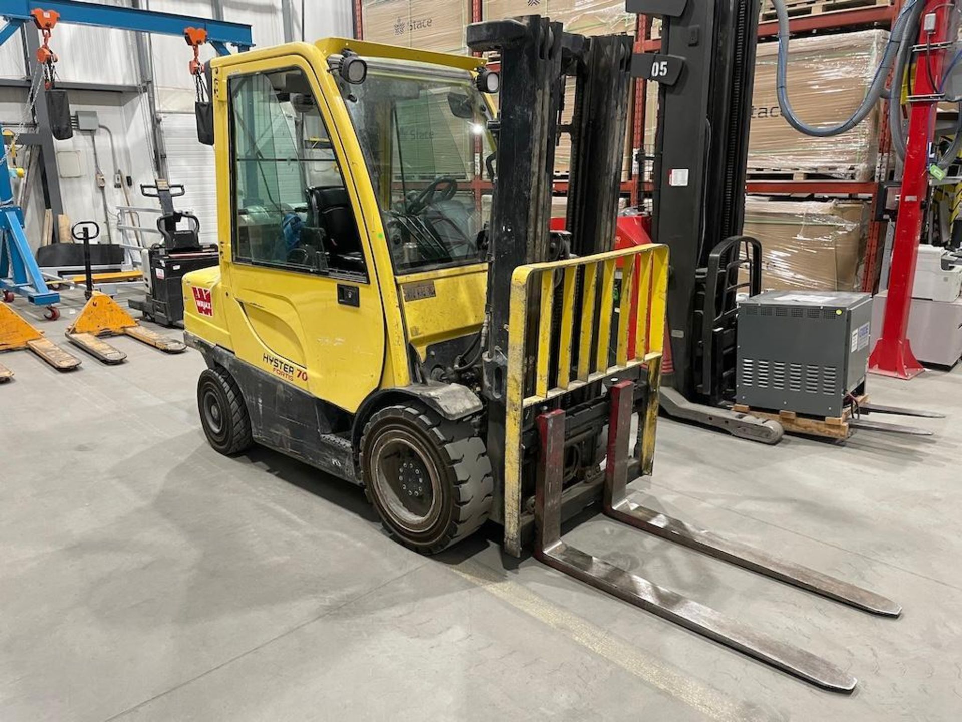HYSTER FORKLIFT 6,550 LB CAPACITY, MODEL H70, 3 STAGE MAST, SIDE SHIFT, 181 IN LIFT HEIGHT, CAB, 3,3 - Image 2 of 5